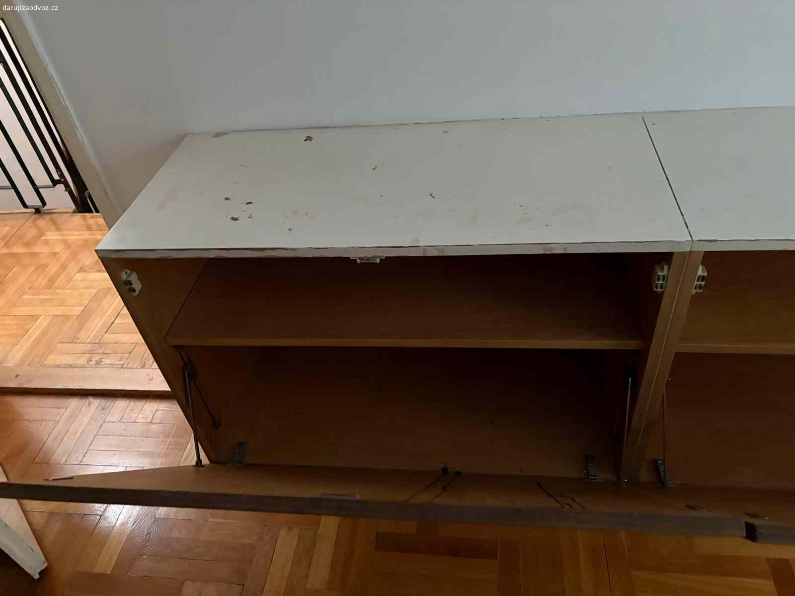 Retro závěsné komody. Daruji za odvoz 2 závěsné komody.

Rozměry každá komoda (Š x V x H): 90 cm x 60,5 cm x 42 cm (obě komody dohromady na délku 180 cm).

Nábytek byl vyroben na míru na přelomu 60. a 70. let.

Komody byly zavěšeny na standardní hmoždinky 10.

Nezasílám, jen osobní vyzvednutí v Brně, ulice Lozíbky.