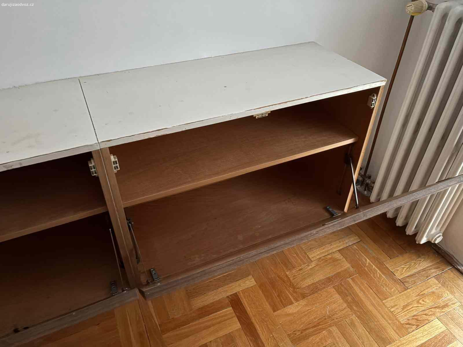 Retro závěsné komody. Daruji za odvoz 2 závěsné komody.

Rozměry každá komoda (Š x V x H): 90 cm x 60,5 cm x 42 cm (obě komody dohromady na délku 180 cm).

Nábytek byl vyroben na míru na přelomu 60. a 70. let.

Komody byly zavěšeny na standardní hmoždinky 10.

Nezasílám, jen osobní vyzvednutí v Brně, ulice Lozíbky.