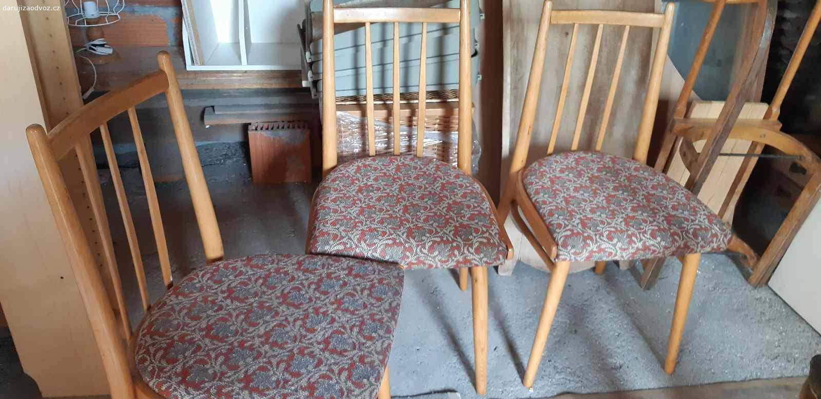 Retro židle 3 ks. Židle retro v zachovalém stavu, podsedáky nezničené, 3 ks.