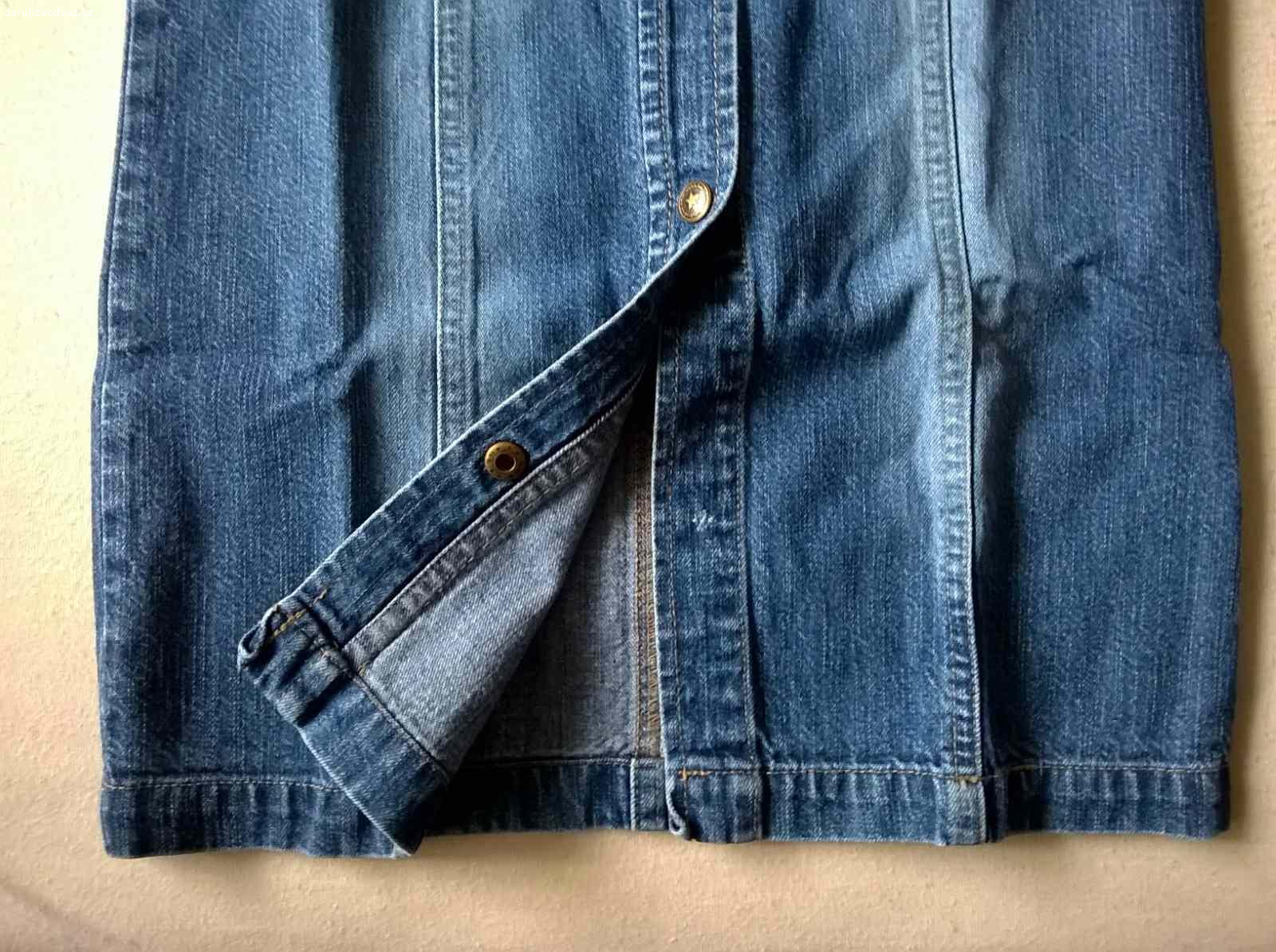 Riflové šaty / šatičky H&M vel. 104, 3-4 roky. Daruji za odvoz riflové propínací šaty H&M vel. 104, délka cca 56 cm. V pořádku, jen spodní část posledního druku vytržena.