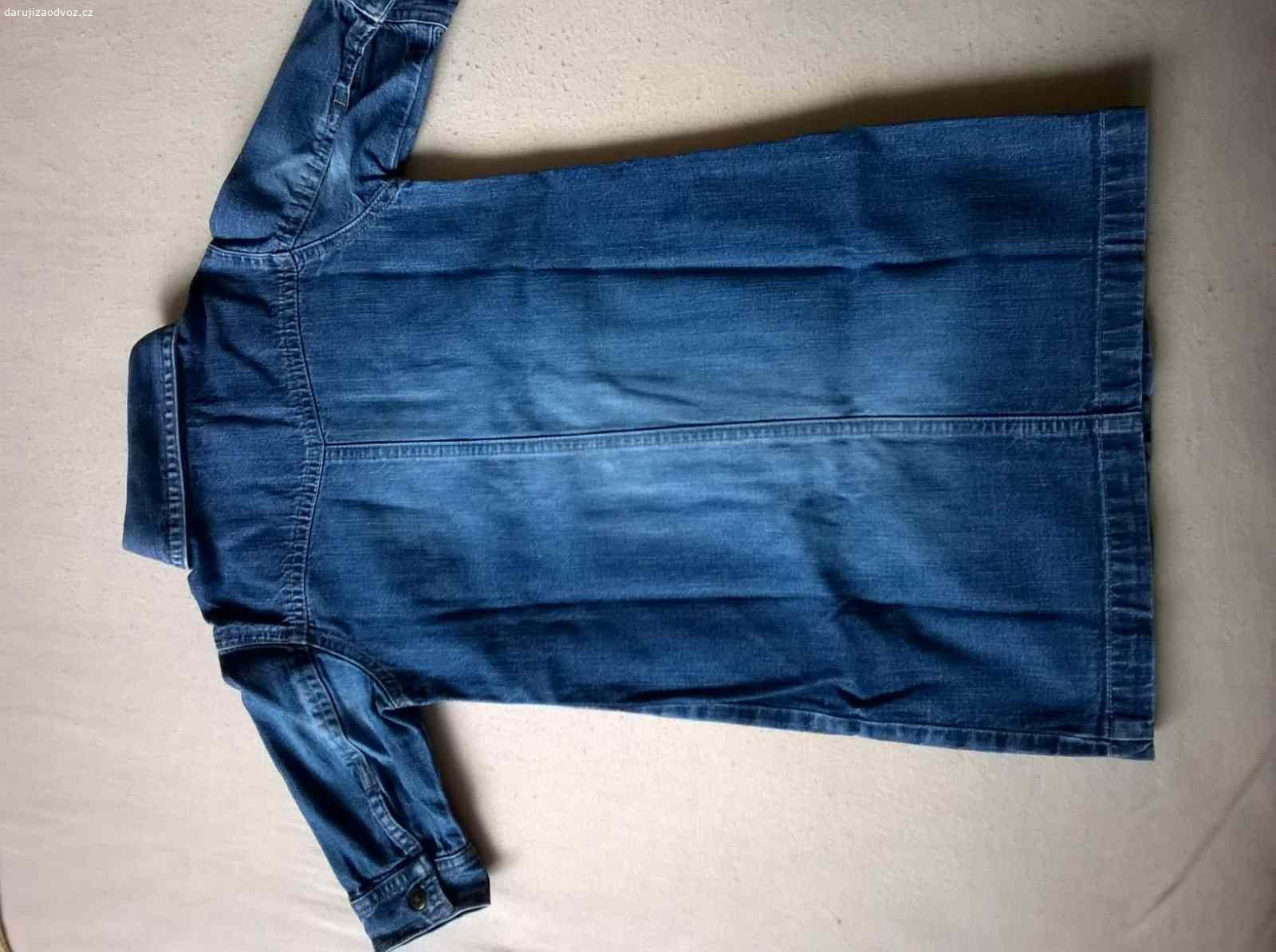 Riflové šaty / šatičky H&M vel. 104, 3-4 roky. Daruji za odvoz riflové propínací šaty H&M vel. 104, délka cca 56 cm. V pořádku, jen spodní část posledního druku vytržena.