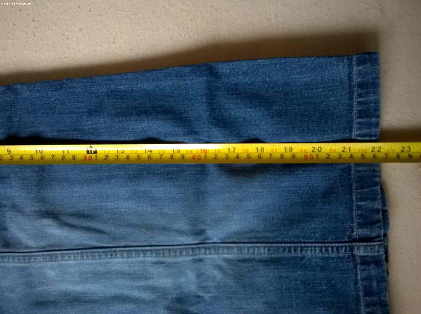 Riflové šaty / šatičky H&M vel. 104, 3-4 roky. Daruji za odvoz riflové propínací šaty H&M vel. 104, délka cca 56 cm. V pořádku, jen spodní část posledního druku vytržena.