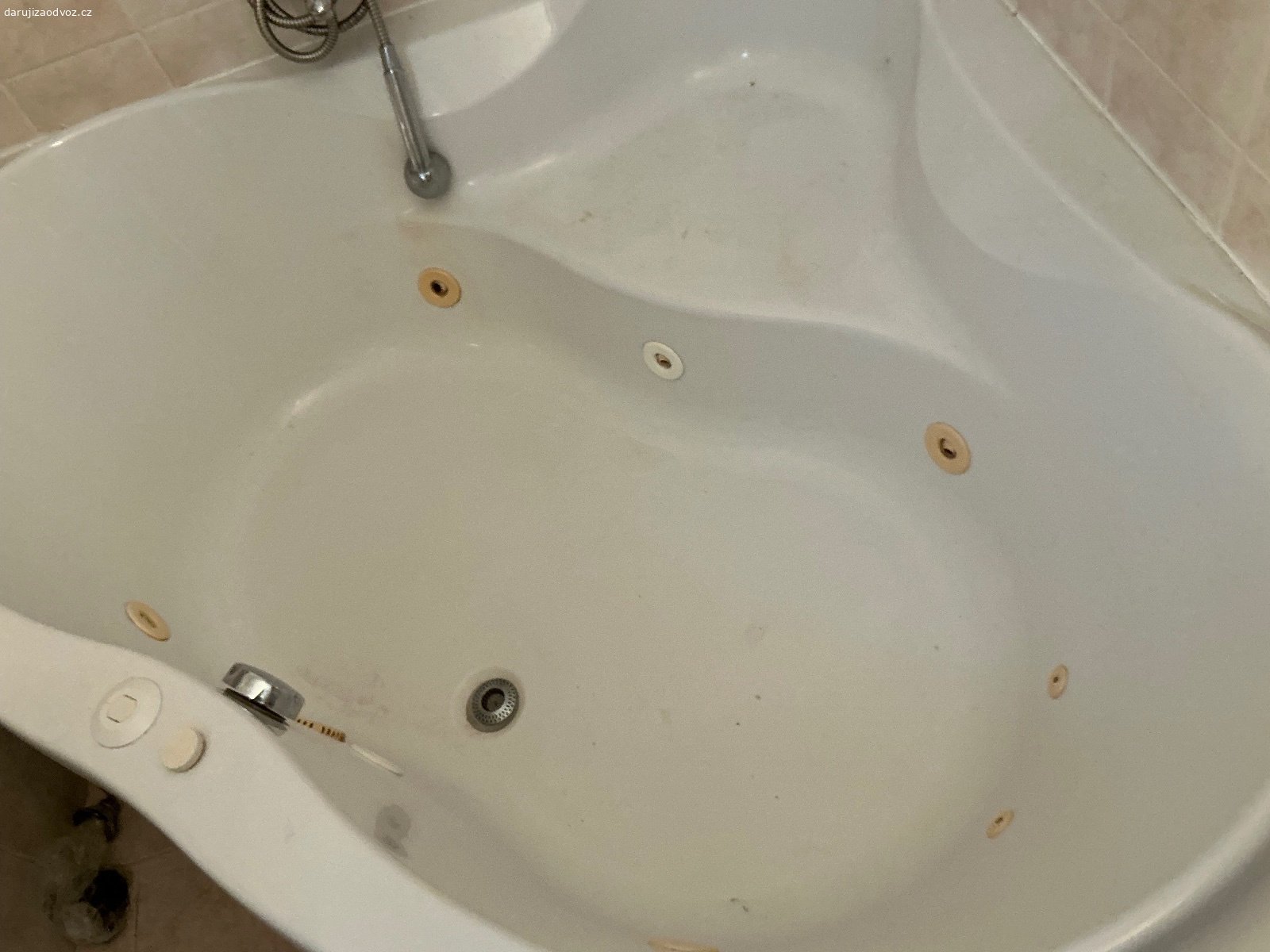 Rohová masážní vana. Daruji za odvoz rohovou masážní vanu 144x144, delší dobu nepoužívanou. Funkční. Přední kryt na jedné straně prasklý.