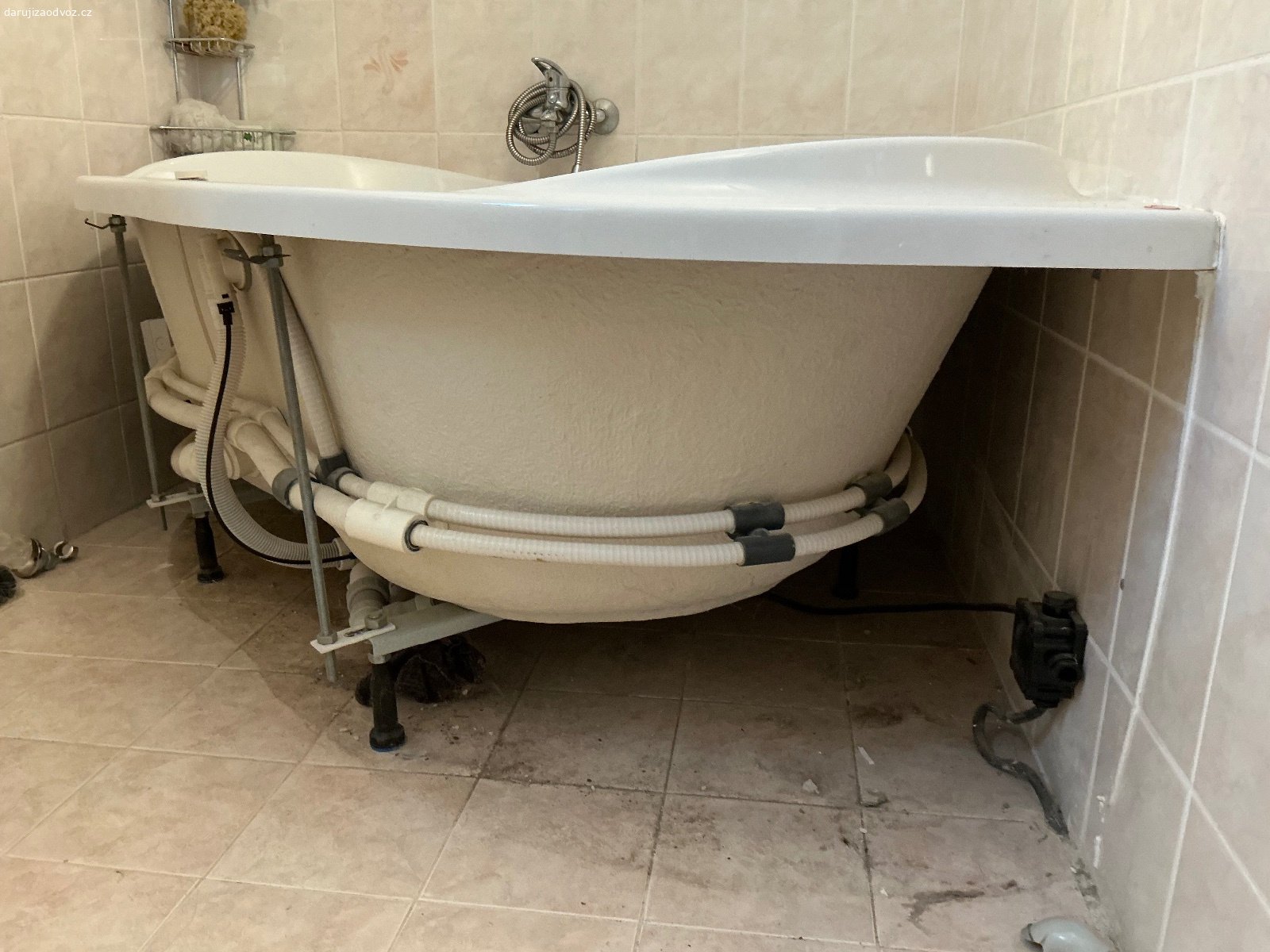 Rohová masážní vana. Daruji za odvoz rohovou masážní vanu 144x144, delší dobu nepoužívanou. Funkční. Přední kryt na jedné straně prasklý.