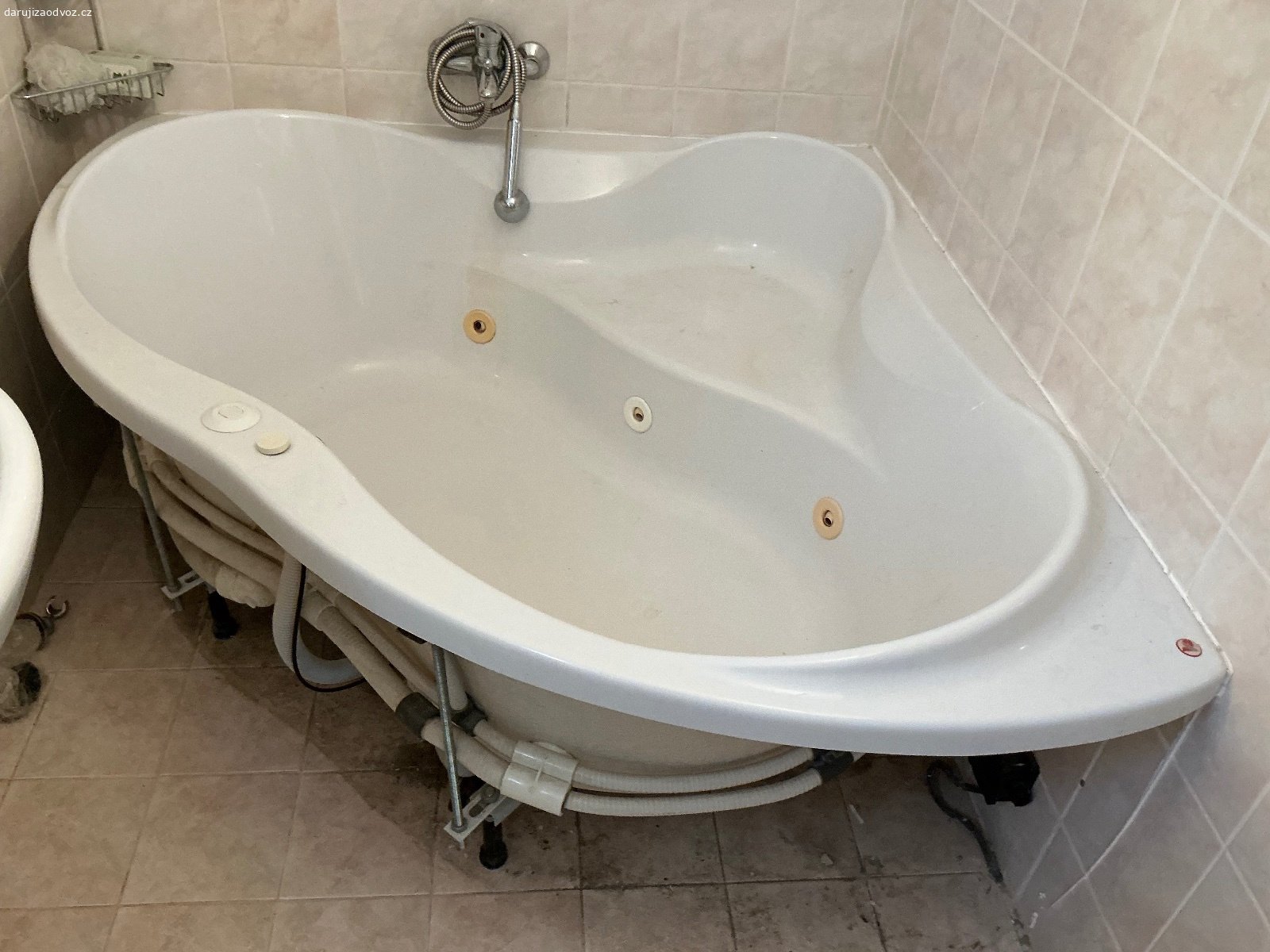 Rohová masážní vana. Daruji za odvoz rohovou masážní vanu 144x144, delší dobu nepoužívanou. Funkční. Přední kryt na jedné straně prasklý.