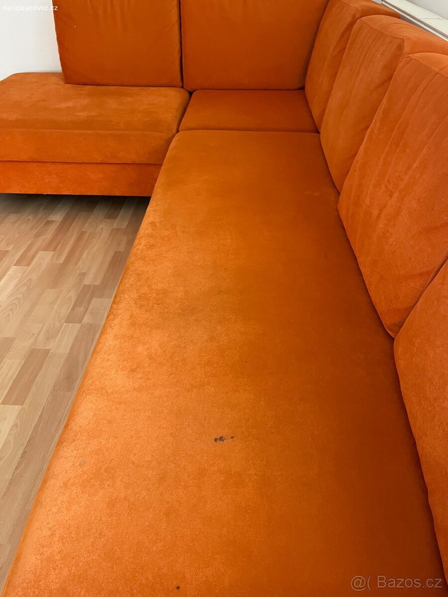 Rohová sedačka 290 x 180 cm za odvoz. Dobrý den,

Nabízím za demontáž a odvoz sedačku délka 290 cm x délka 180 cm x výška 42 cm. Oranžová látka Carabu. Použitá, občas flek, který nelze vyčistit, viz foto.
Sedačka není rozkládací, ale lze odložit opěrky a vytvořit tak pohodlné spaní dostatečné šířky pro max dvě osoby do L. Šířka lůžka 75 cm.
Sedačka je rozložená, připravená k odvozu, viz foto. Největší díl má 200 cm.