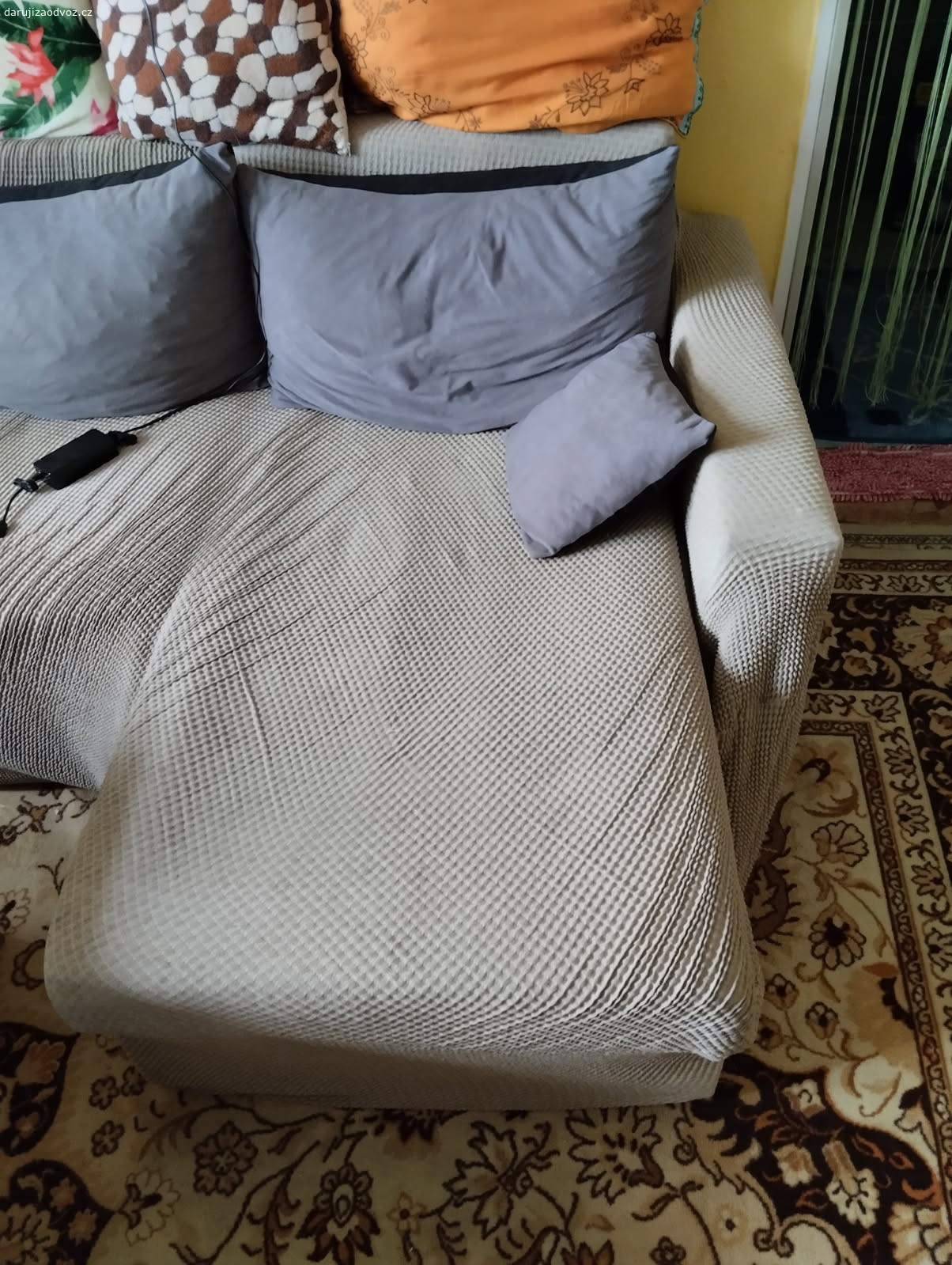 Rohová sedačka rozkladaci. s úložným prostorem daruji za odvoz