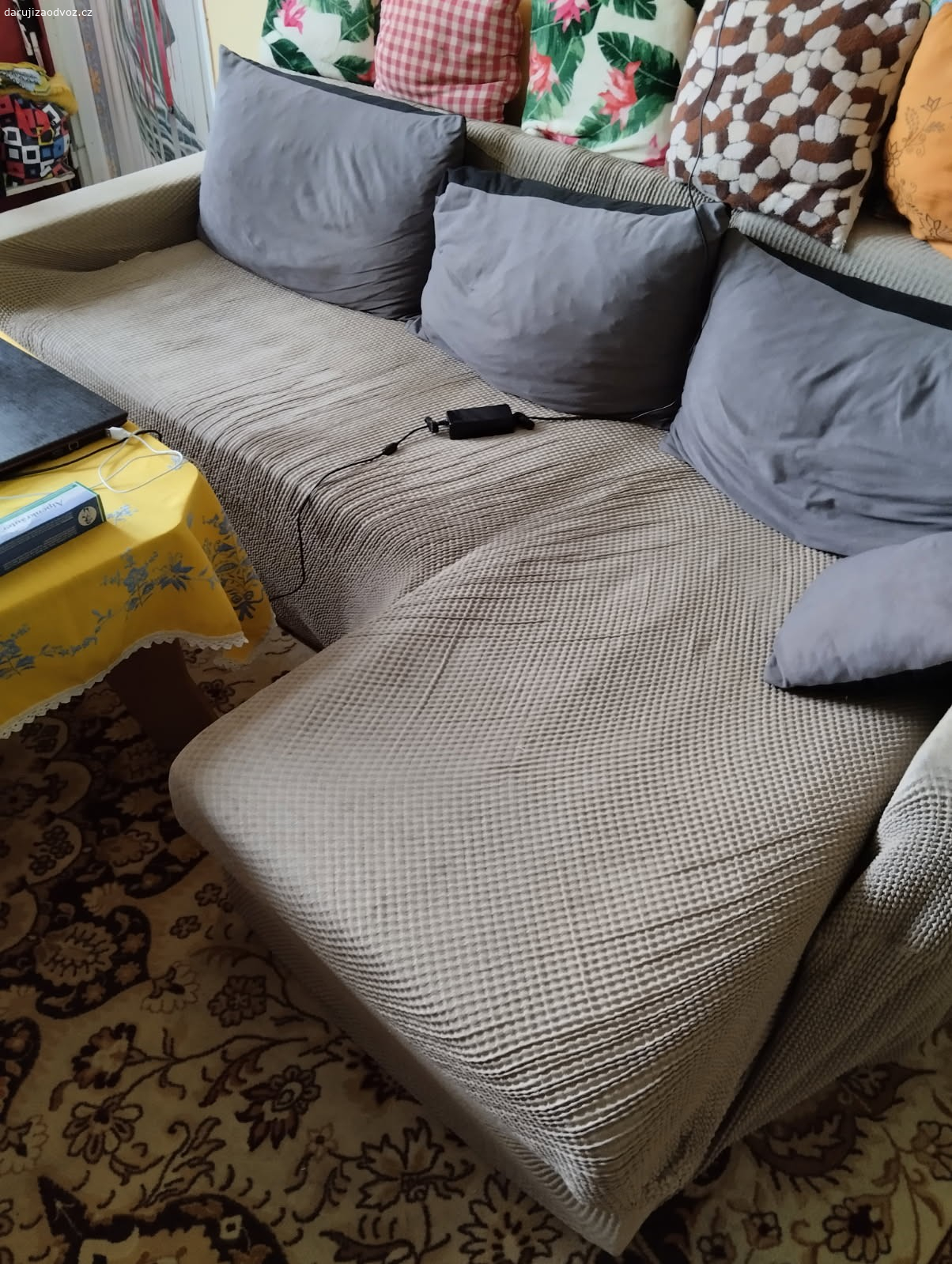 Rohová sedačka rozkladaci. s úložným prostorem daruji za odvoz