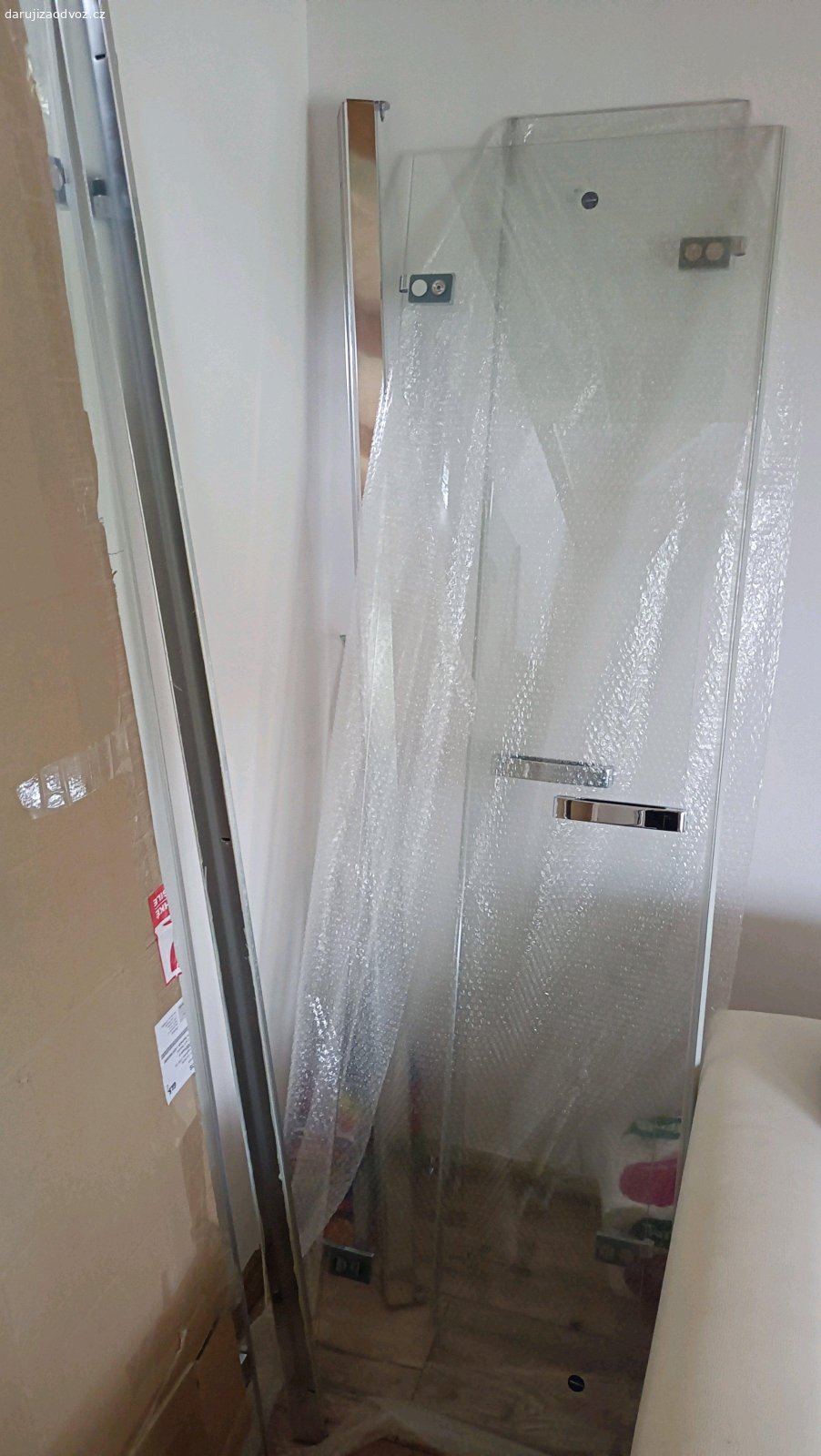 Rohová skleněná stěna. Daruji rohovou skleněnou stěnu do sprchového koutu bez vany.
Rozměry: délka 120 cm, šířka 80 cm, výška 210 cm.