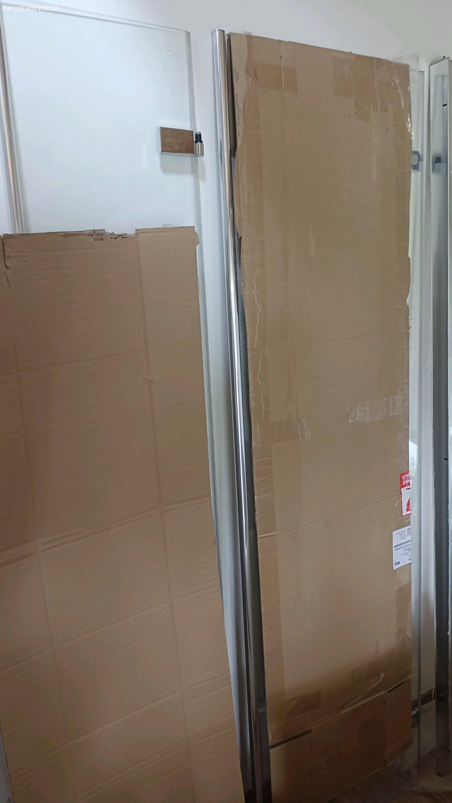 Rohová skleněná stěna. Daruji rohovou skleněnou stěnu do sprchového koutu bez vany.
Rozměry: délka 120 cm, šířka 80 cm, výška 210 cm.