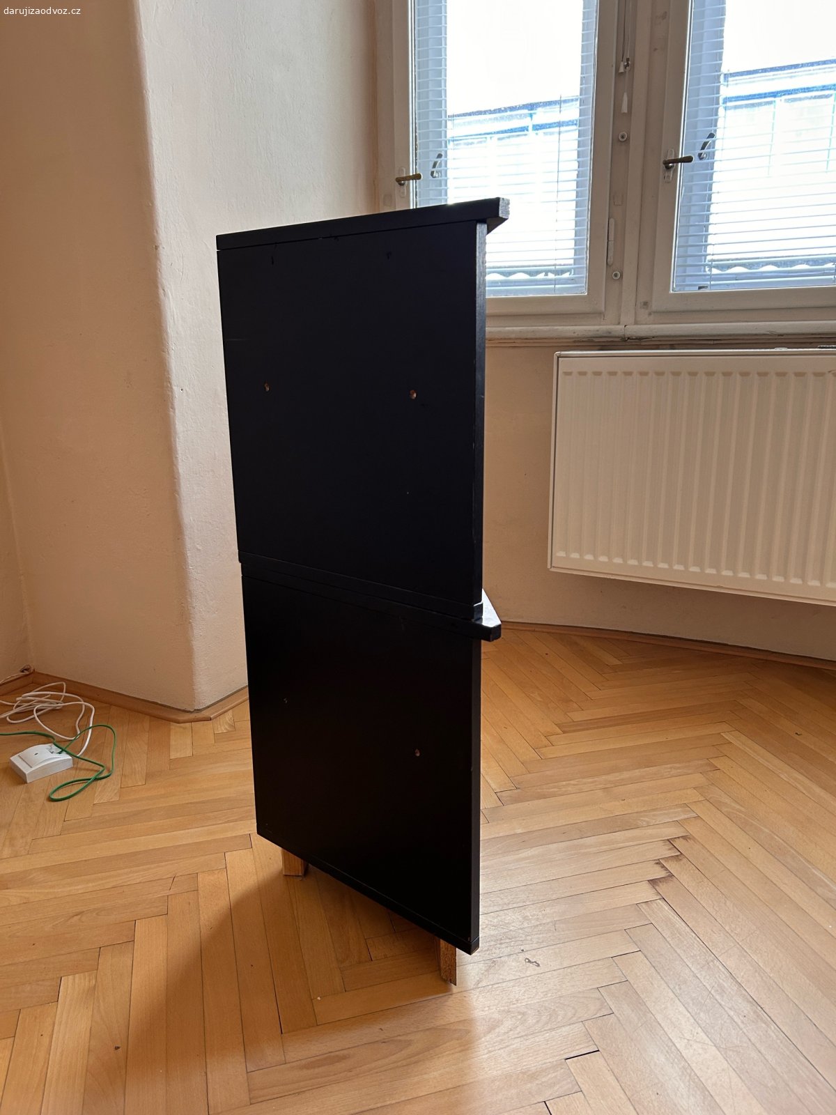 Rohové poličky. Darujem rohové poličky, dajú sa rozložiť alebo postaviť na seba.