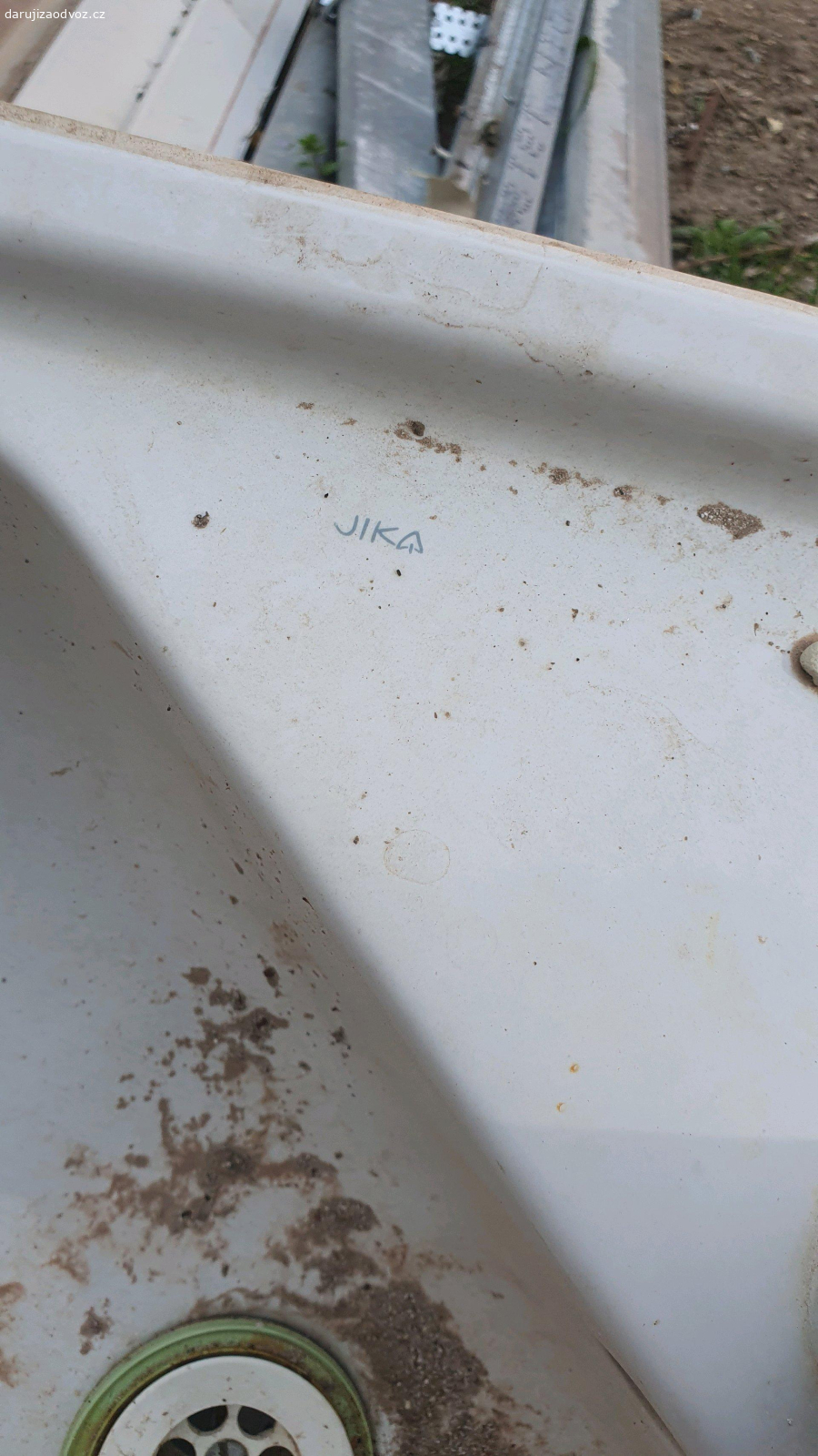 Rohové umyvadlo. Bez prasklin či poškrábání,z důvodu rekonstrukce koupelny.