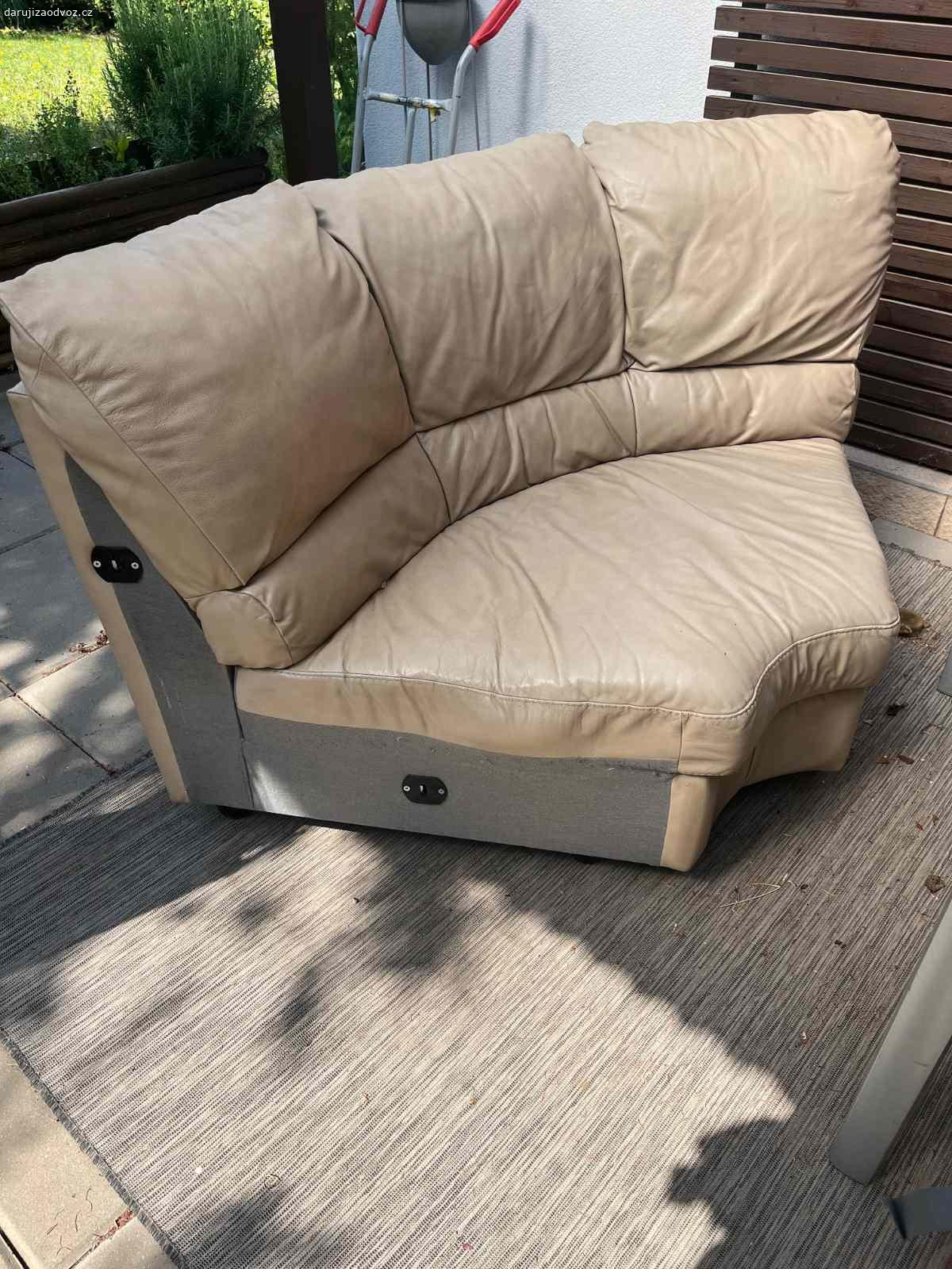 Rohový díl sedačky. Daruji rohový díl sedačky / kůže/ 
Horní šíře cca 155 cm , dolní šířka 40 cm
Dobrý stav