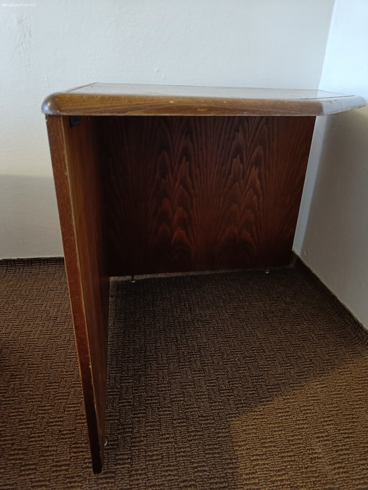 Rohový stůl. Starší dřevěný rohový stůl. Dýha.

rozměry: 80x80cm, výška 73cm
