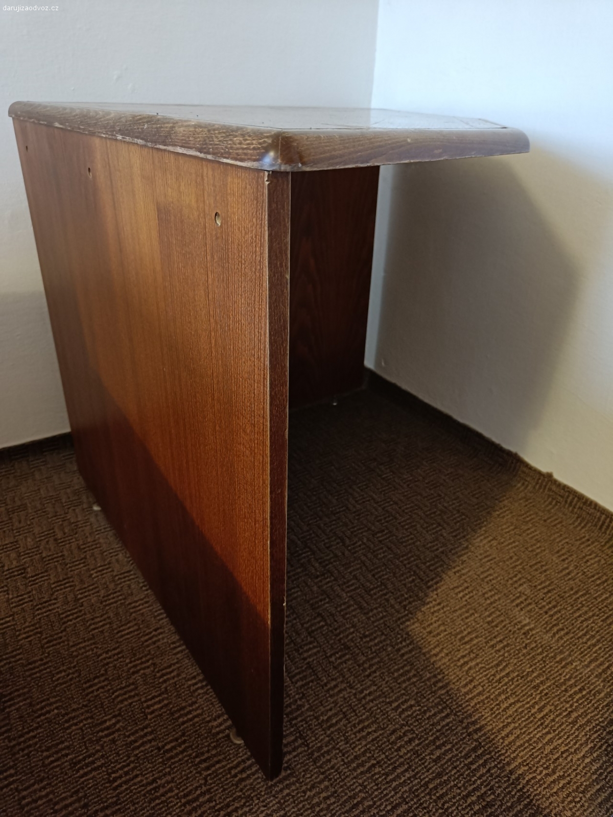 Rohový stůl. Starší dřevěný rohový stůl. Dýha.

rozměry: 80x80cm, výška 73cm