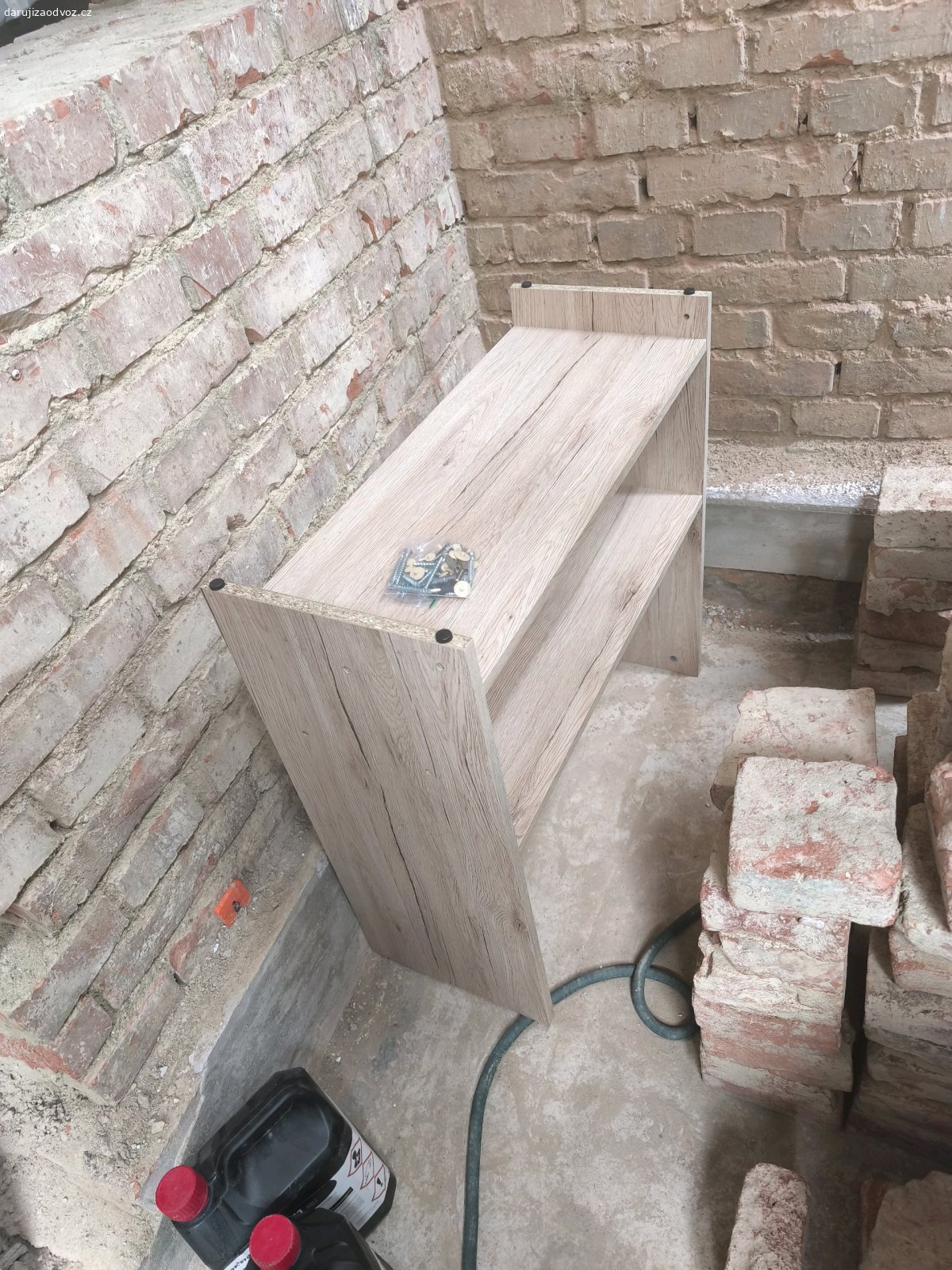 rohovy stul. částečně rozložený. 1 šuplík, poličky viz foto. 94cm strana. Vcera rozložený. celkově dobrý stav, nepoužívaný, ale dřevěné spojovali spalicky přilepené.. takže odvrtat? spěchá, nemám to kam dát, je opravdu v dobrém stavu, byla by ho škoda.