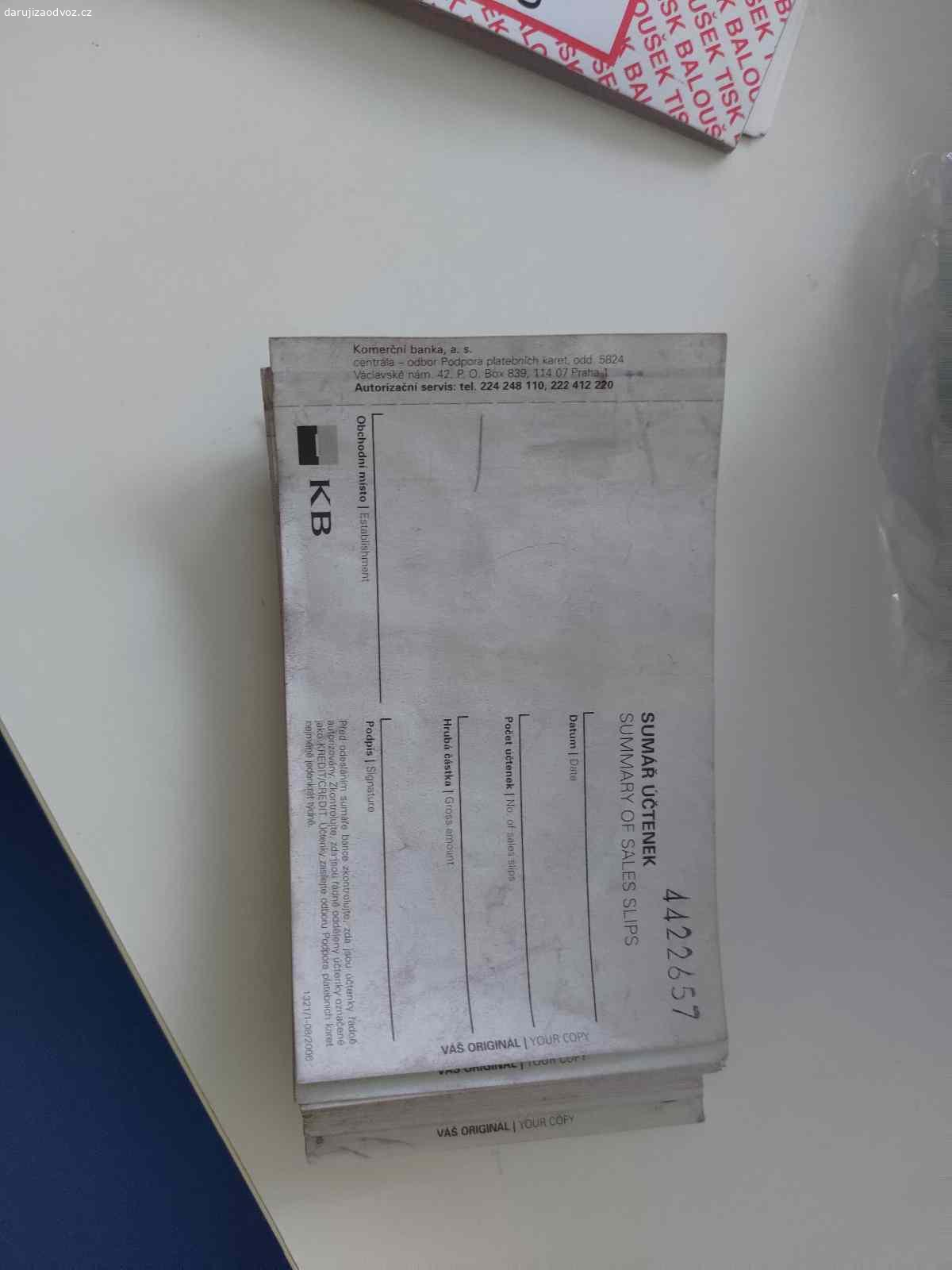 Roličky do platebního terminálu + list do žehličky. Daruji roličky do platebního terminálu, cca 10ks plus štos formulářů do žehličky platebních karet