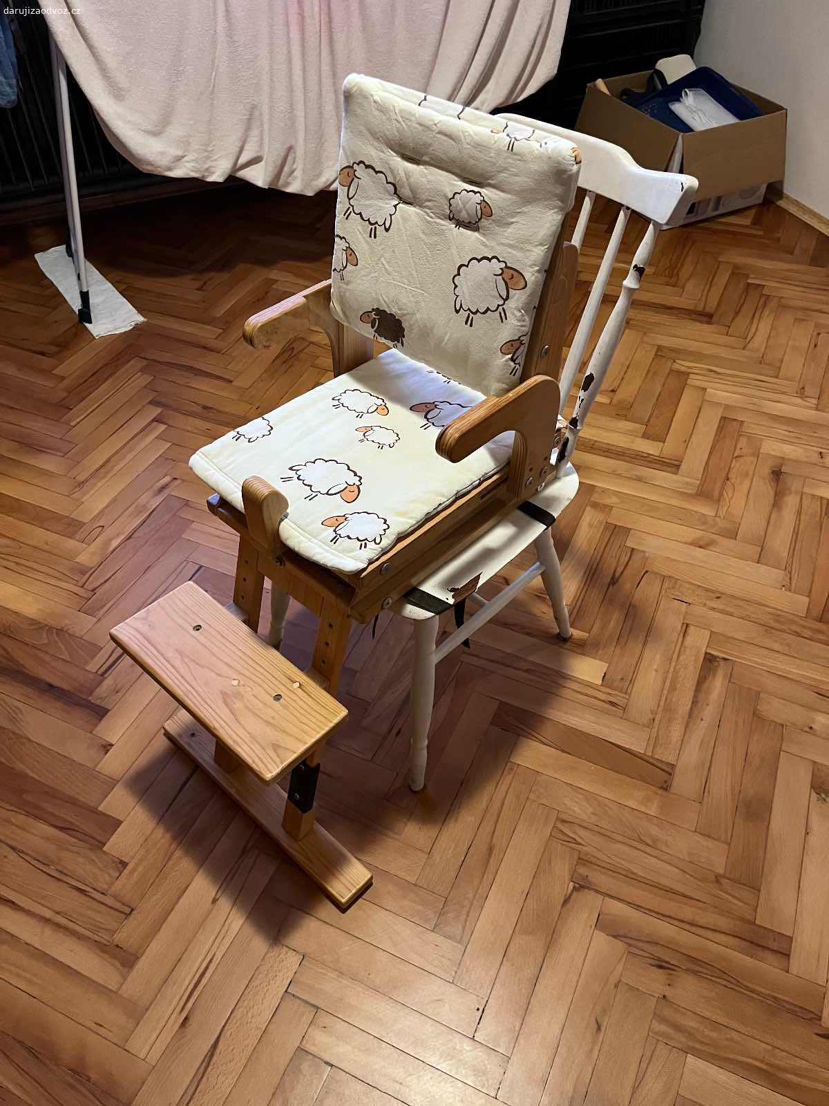 Rostoucí jídelní židlička zn. Tabra + učící věž. Vymenim rostouci jidelni zidlicku z masivu ceske znacky Tabra spolu s drevenou ucici vez domaci vyroby za 3-5kg bio ovozel/prebytky ze zahradky. 

Rostouci drevena jidelni zidlicka ceske znacky Tabra. PC: 5000,-  : 
- diky nastavitelnym komponentum vydrzi detatku od 1. prikrmu az do cca 8mi let. 
- 2 sady mekkych pratelnych bavlnenych potahu  ? volitelne pasy na pripoutani detatka (nedoporucovany pri BLW metode) 
- hezka, po jednom diteti, bezne opotrebeni, viz foto 
- kvalitni zpracovani, celomasiv= podpora ceske znacky 
- jednoduche upevneni na jidleni zidli dle Vaseho vyberu

 *jsme non toxic domacnost  

Nejlepsi bude osobni predani- Praha 20/Prosek.

Ucici vez: 

- 3 vysky stupatka (nejvyssi jde pouzit i jako nouzovka na sezeni)
- domaci vyroba, plne funckni
- masivni drevo