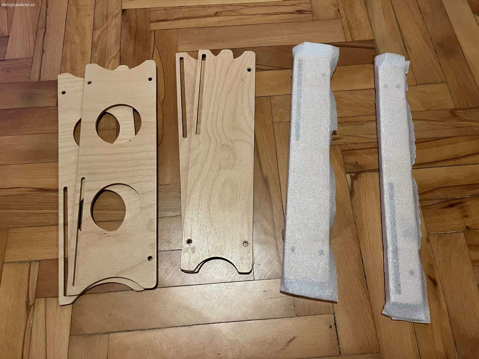 Rostoucí jídelní židlička zn. Tabra + učící věž. Vymenim rostouci jidelni zidlicku z masivu ceske znacky Tabra spolu s drevenou ucici vez domaci vyroby za 3-5kg bio ovozel/prebytky ze zahradky. 

Rostouci drevena jidelni zidlicka ceske znacky Tabra. PC: 5000,-  : 
- diky nastavitelnym komponentum vydrzi detatku od 1. prikrmu az do cca 8mi let. 
- 2 sady mekkych pratelnych bavlnenych potahu  ? volitelne pasy na pripoutani detatka (nedoporucovany pri BLW metode) 
- hezka, po jednom diteti, bezne opotrebeni, viz foto 
- kvalitni zpracovani, celomasiv= podpora ceske znacky 
- jednoduche upevneni na jidleni zidli dle Vaseho vyberu

 *jsme non toxic domacnost  

Nejlepsi bude osobni predani- Praha 20/Prosek.

Ucici vez: 

- 3 vysky stupatka (nejvyssi jde pouzit i jako nouzovka na sezeni)
- domaci vyroba, plne funckni
- masivni drevo