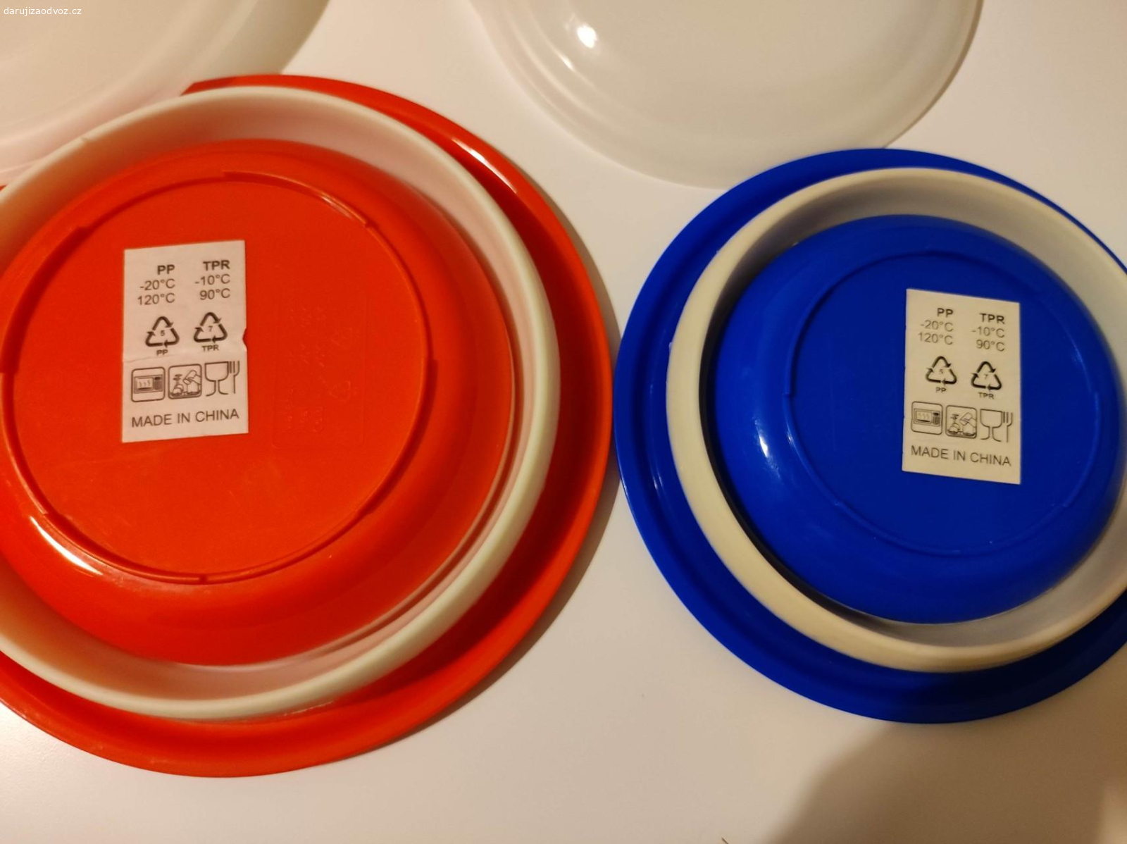 Rozkládací dózy s víkem. Daruji za odvoz dvě rozkládací dózy s víkem (šetří místo ve skříni). Používané. Osobní předání Praha 2.