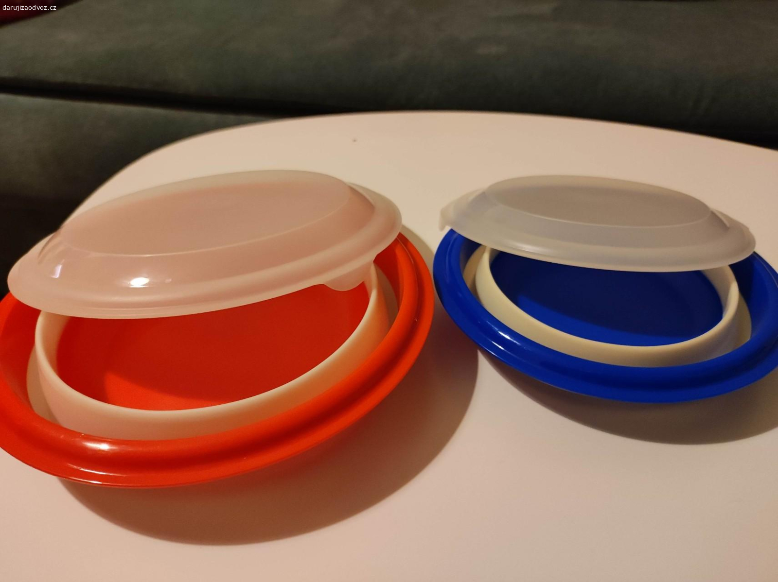 Rozkládací dózy s víkem. Daruji za odvoz dvě rozkládací dózy s víkem (šetří místo ve skříni). Používané. Osobní předání Praha 2.
