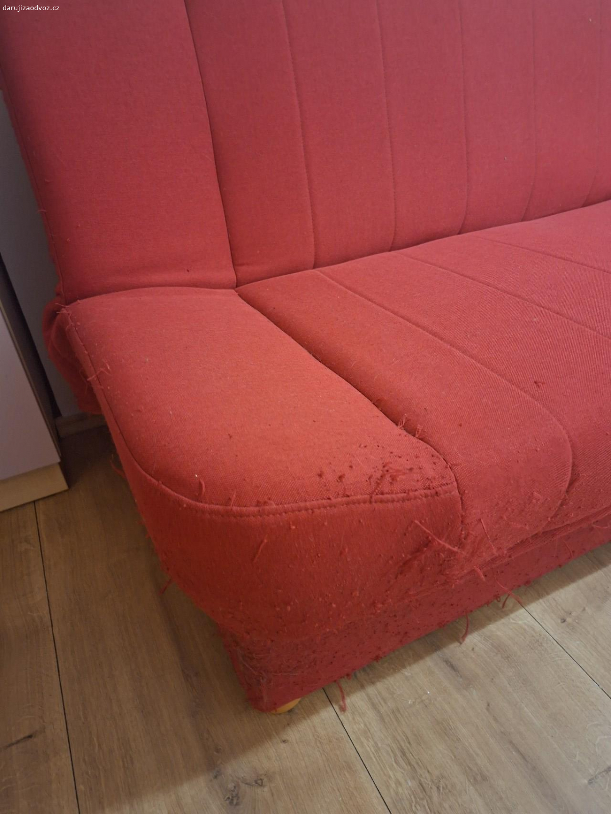Rozkládací gauč červený. rozkladaci gauč s úložným prostorem např na chatu. potrebuje odžmolkovat a vytepovat, jinak ok