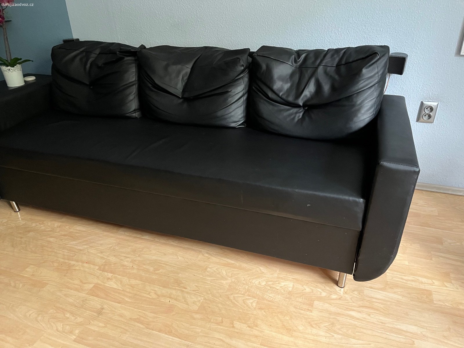 Rozkládací gauč + křeslo s podnožkou.. Daruji za odvoz koženkový rozkládací gauč + kožené křeslo s podnožkou IKEA. Vše je v perfektním stavu neponičené. Vše toto daruji pod podmínkou tomu, že mi pomůže přivést z XXL Lutz Čestlice novou sedačku.