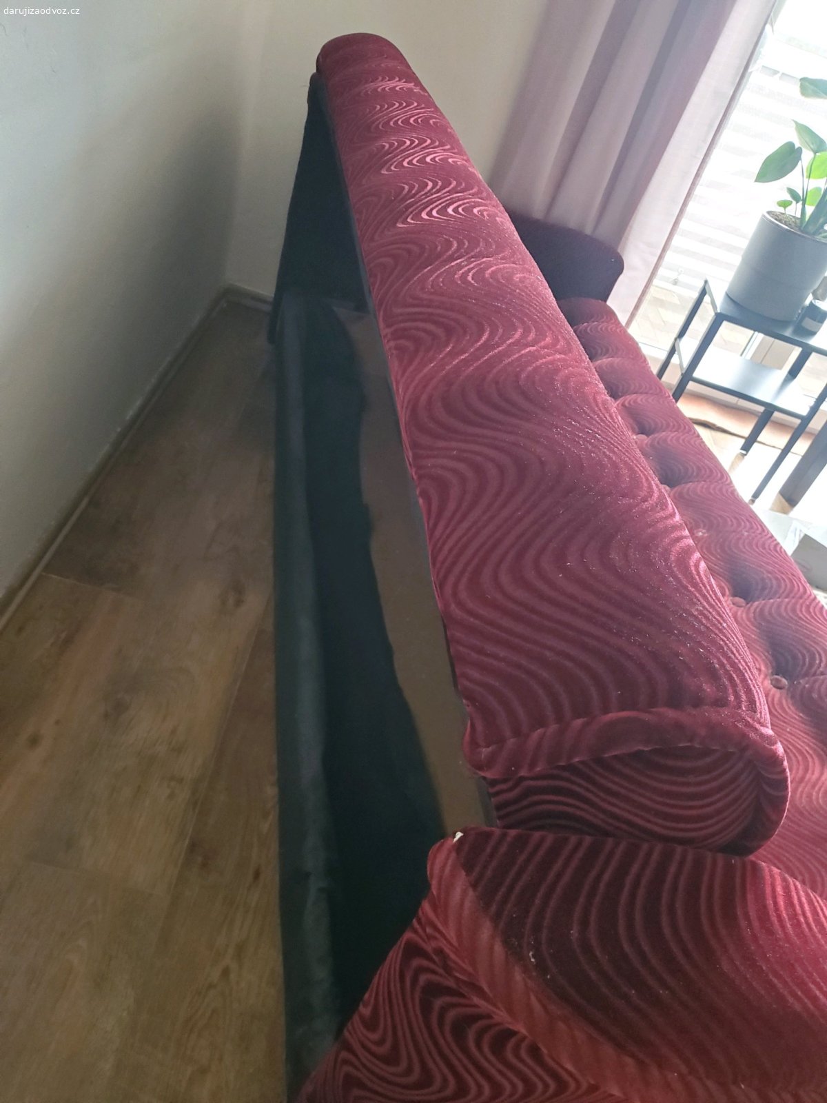 Rozkladaci gauc s uloznym priestorom. Specha! Darujem rozkladaci gauc za odvoz, ma ulozny priestor, rozmery cca 215cm delka, 100cm sirka. Vhodny spis ke stene vzhladom na zadni cast. Mozem darovat aj provizorny sivy potah (odfoteny na prvej fotke). K vyzvednuti ted pres vikend, pripadne v pondeli (11-13.7). Prosim o sms pred volanim.