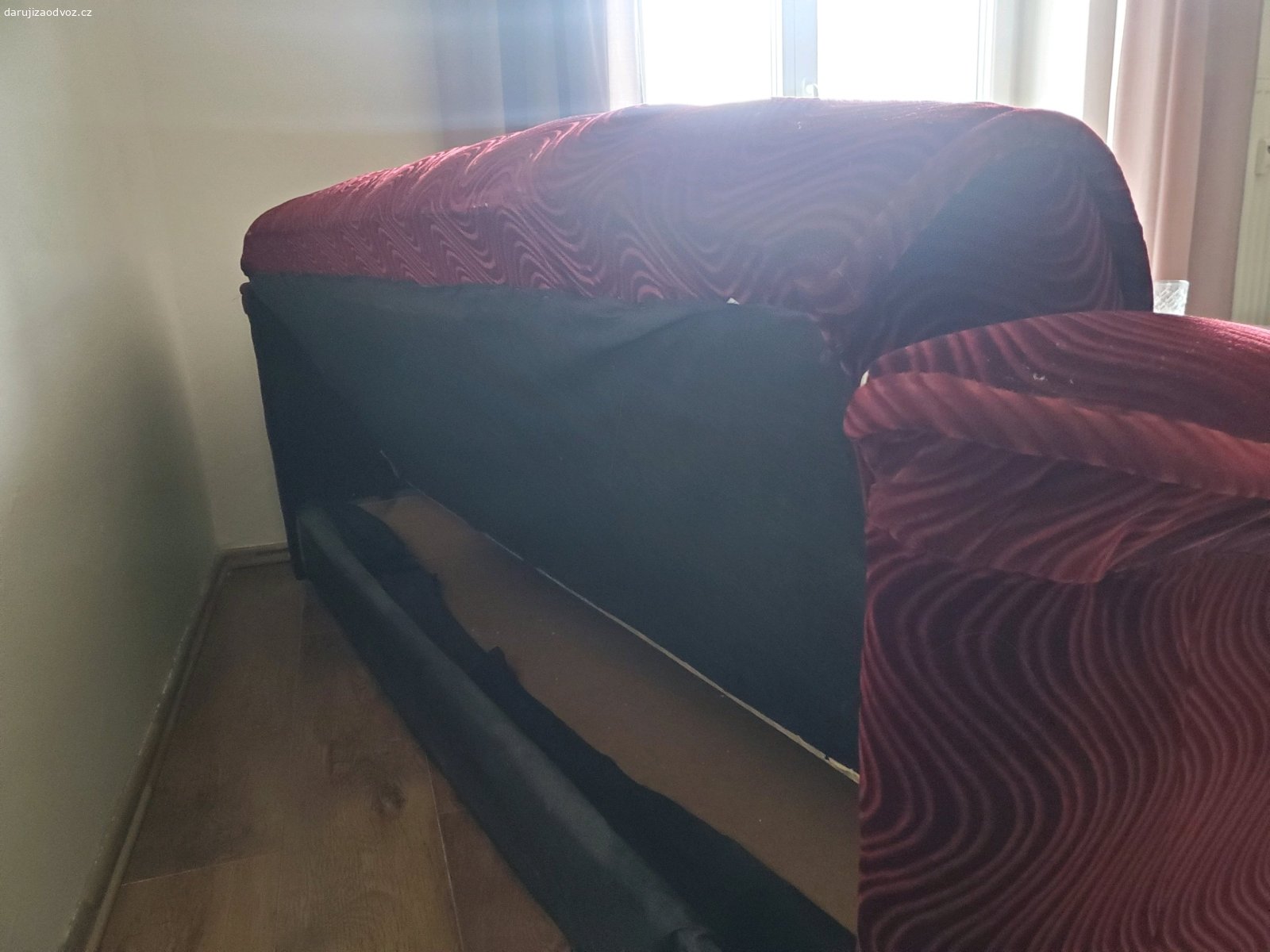 Rozkladaci gauc s uloznym priestorom. Specha! Darujem rozkladaci gauc za odvoz, ma ulozny priestor, rozmery cca 215cm delka, 100cm sirka. Vhodny spis ke stene vzhladom na zadni cast. Mozem darovat aj provizorny sivy potah (odfoteny na prvej fotke). K vyzvednuti ted pres vikend, pripadne v pondeli (11-13.7). Prosim o sms pred volanim.