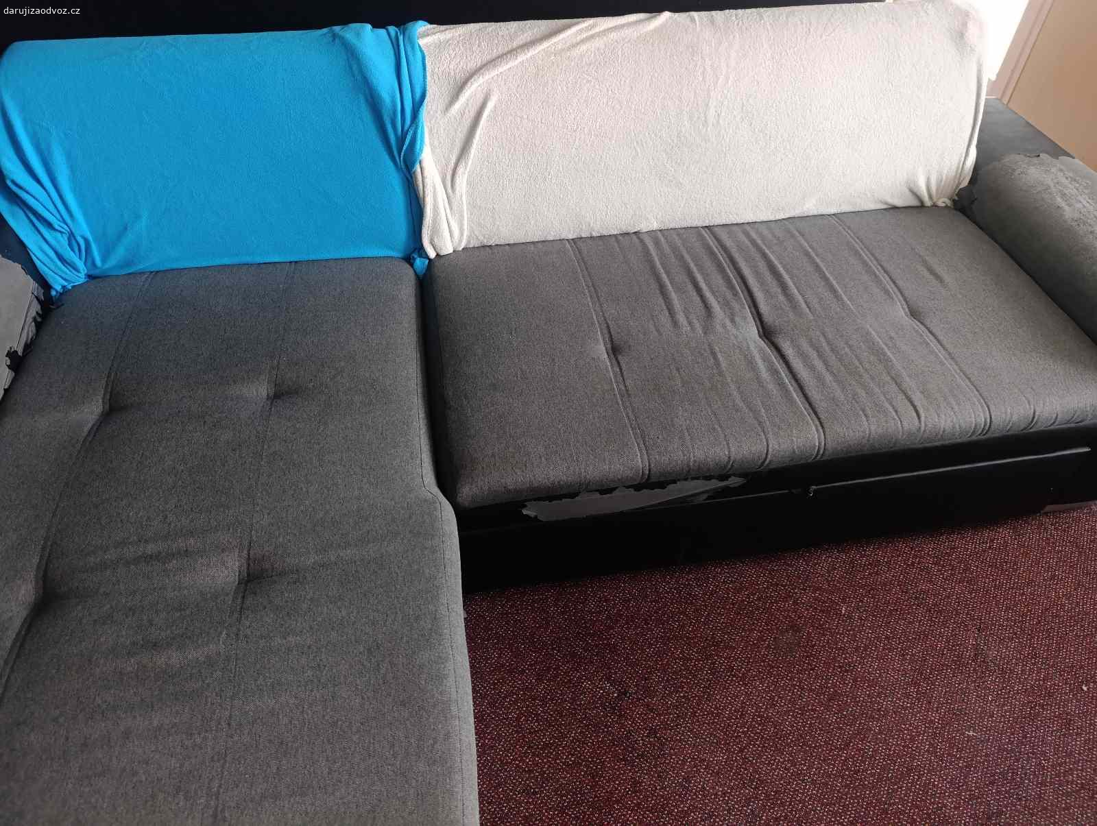 Rozkládací gauč s úložným prostorem ZDARMA. Daruji rozkládací gauč s úložným prostorem, rozměry 250x180, nutný vlastní odvoz v Prahy 5
