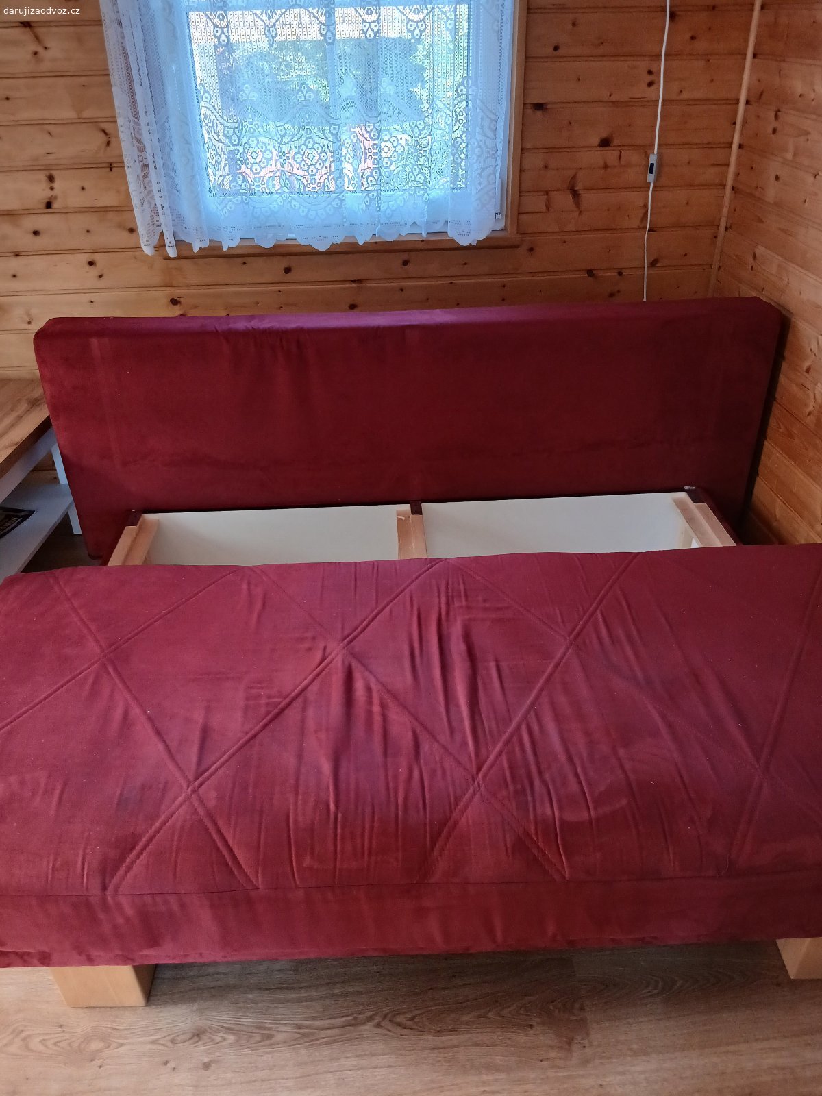 Rozkládací gauč s úložným prostorem. Rozkládací gauč s úložným prostorem.