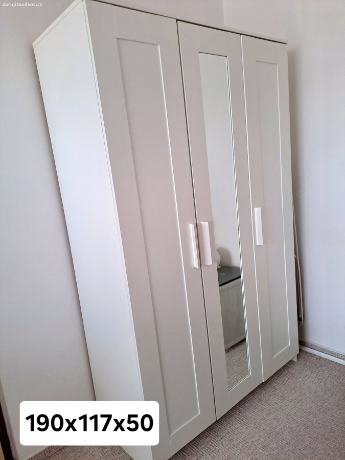 Rozkládací gauč, skřín Ikea, stolek