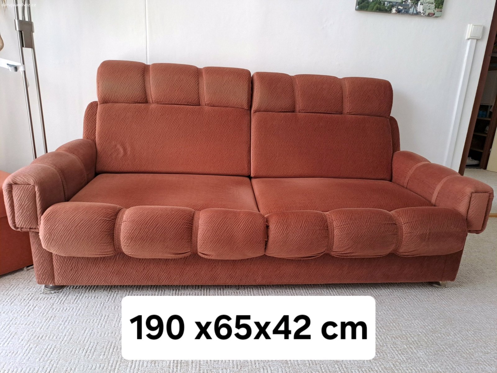Rozkládací gauč, skřín Ikea, stolek. Daruji (MOŽNO I JEDNOTLIVĚ ! ) rozkládací gauč ( 2 lůžka ), trojdílnou skříň Ikea a konferenční stolek ( tapeta na vrchní desce z důvodu poškození ). Vše se nachází v 1.patře panelového domu se zvýšeným přízemím. Gauč je poměrně hodně těžký.