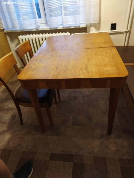 Rozkládací jídelní stůl a židle. Rozkládací jídelní stůl, světlé dřevo ze 60. let ve velmi dobrém stavu, a dvě retro židle, světlé dřevo, taktéž ve velmi dobrém stavu, po rodičích.