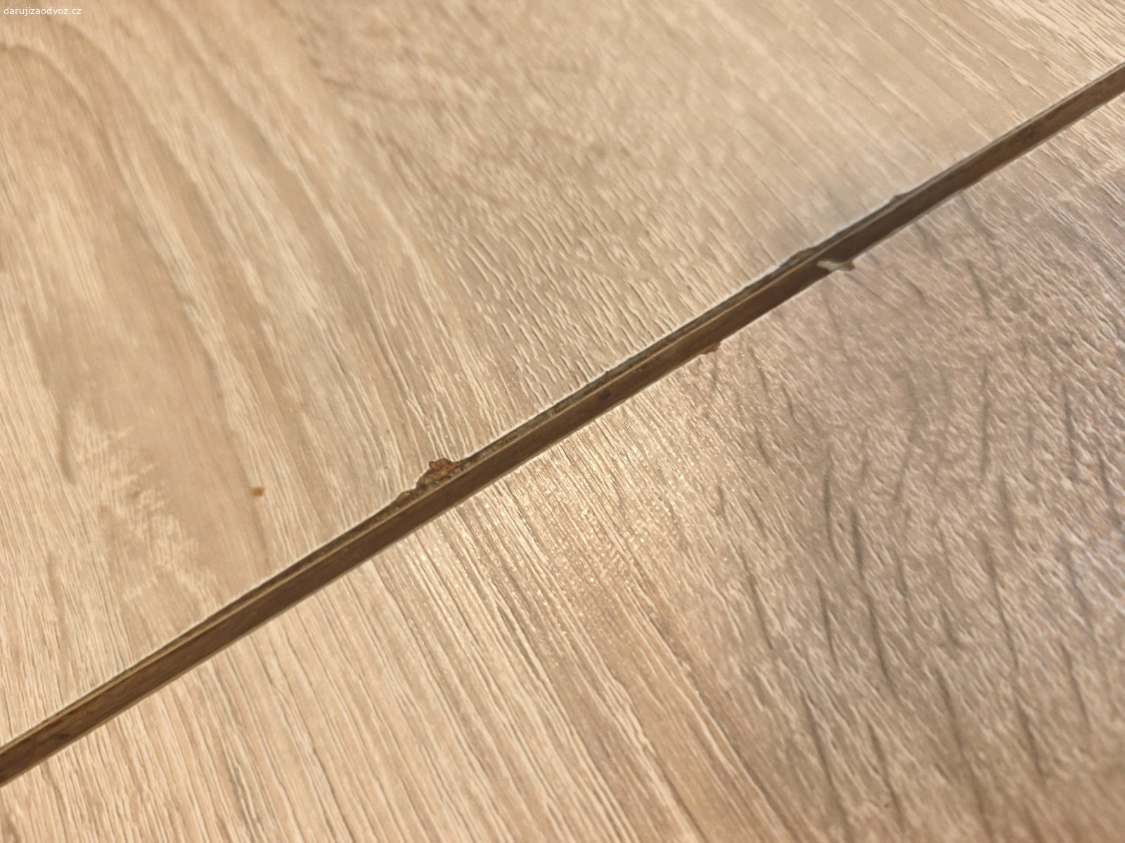 rozkládací jídelní stůl. 140x80, po rozložení 160
má své mouchy, hlavně na hranách, ale nohy jsou pevné, nerozviklane. bez židlí, dekor dub Sonoma