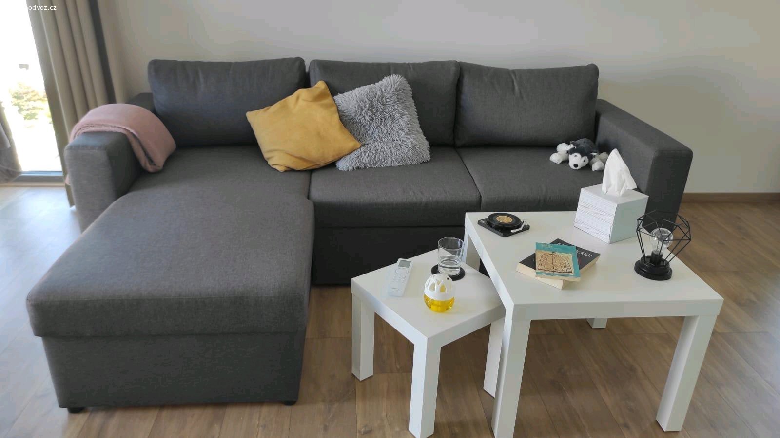 Rozkládací pohovka s chaise longue. Toto je pohovka MARSLEV od firmy Jysk.

Je použitá, ale ve výborném stavu, bez vad a poškození. Dávám ji zdarma, protože si chci pořídit novou a prodej mě nezajímá. Nemohu ji doručit ani poslat – pouze osobní odběr. Samozřejmě ji mohu rozebrat a jednotlivé části připravit k odběru.

Rozměry a podrobnosti najdete přímo na webových stránkách:

https://jysk.cz/obyvaci-pokoj/rozkladaci-pohovky/rozkladaci -pohovka-s-lenoskou-marslev-tmave-seda

Pokud potřebujete nějaké informace, klidně se mě zeptejte.