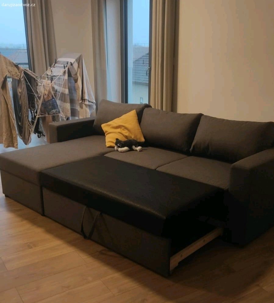 Rozkládací pohovka s chaise longue. Toto je pohovka MARSLEV od firmy Jysk.

Je použitá, ale ve výborném stavu, bez vad a poškození. Dávám ji zdarma, protože si chci pořídit novou a prodej mě nezajímá. Nemohu ji doručit ani poslat – pouze osobní odběr. Samozřejmě ji mohu rozebrat a jednotlivé části připravit k odběru.

Rozměry a podrobnosti najdete přímo na webových stránkách:

https://jysk.cz/obyvaci-pokoj/rozkladaci-pohovky/rozkladaci -pohovka-s-lenoskou-marslev-tmave-seda

Pokud potřebujete nějaké informace, klidně se mě zeptejte.