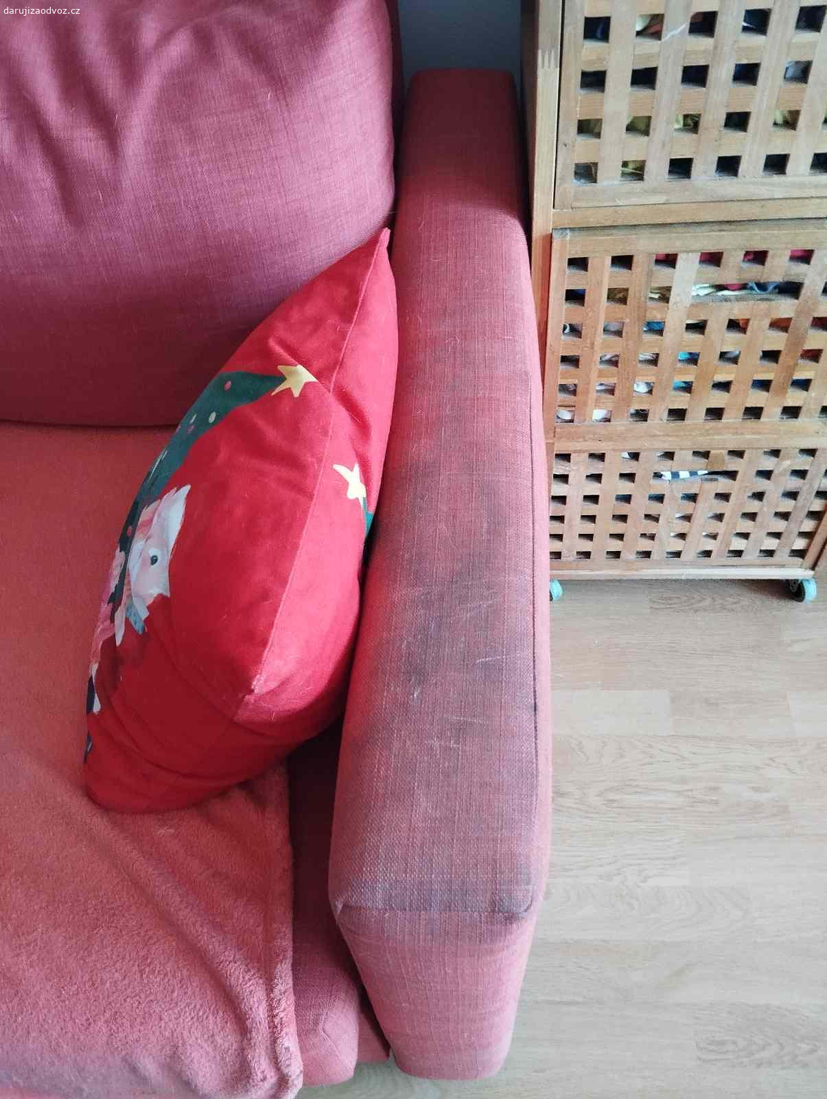 Rozkládací pohovka s úložným prostorem Ikea. Daruji za odvoz rozkládací pohovku s úložným prostorem zn.ikea. používaná od r.2018. stále hezký stav.