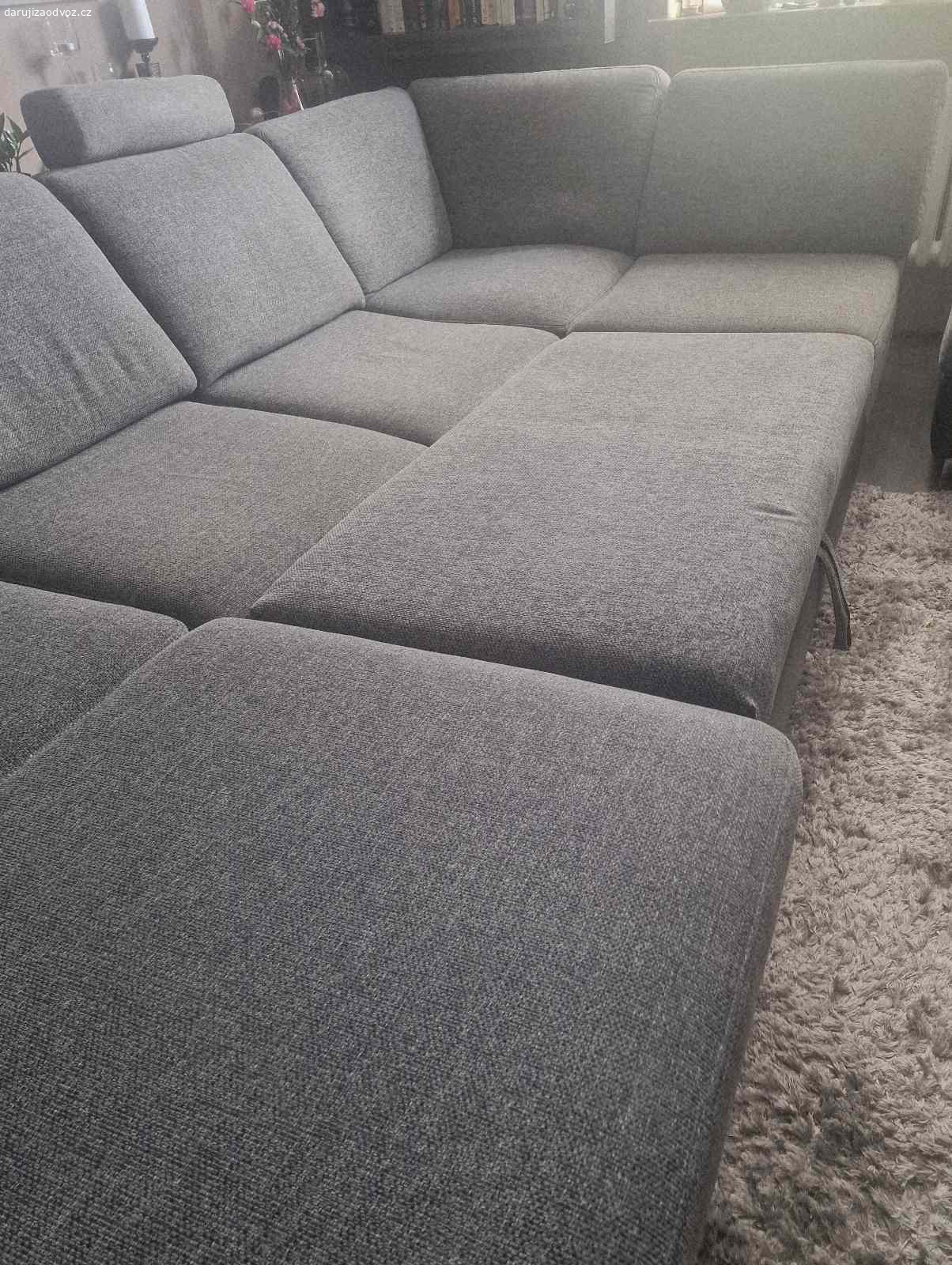 ...rozkládací pohovka s úložným prostorem. DARUJI ZA ODVOZ....velký rozkládací gauč ve tvaru U...s výsuvným lůžkem a velkým úložným prostorem...kombinace látka a koženka...zachovalý..vhodný na spaní i pro velkou rodinu...