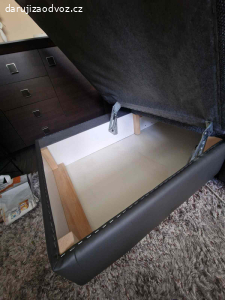 ...rozkládací pohovka s úložným prostorem