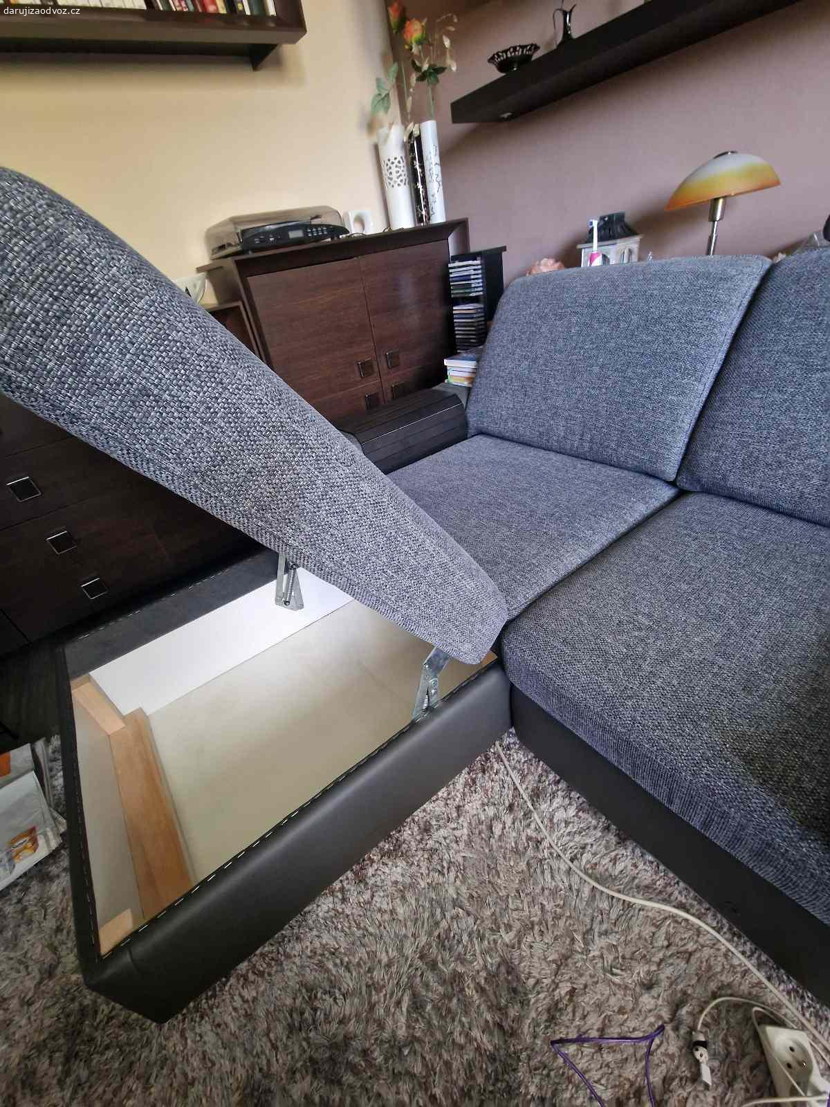 ...rozkládací pohovka s úložným prostorem. DARUJI ZA ODVOZ....velký rozkládací gauč ve tvaru U...s výsuvným lůžkem a velkým úložným prostorem...kombinace látka a koženka...zachovalý..vhodný na spaní i pro velkou rodinu...