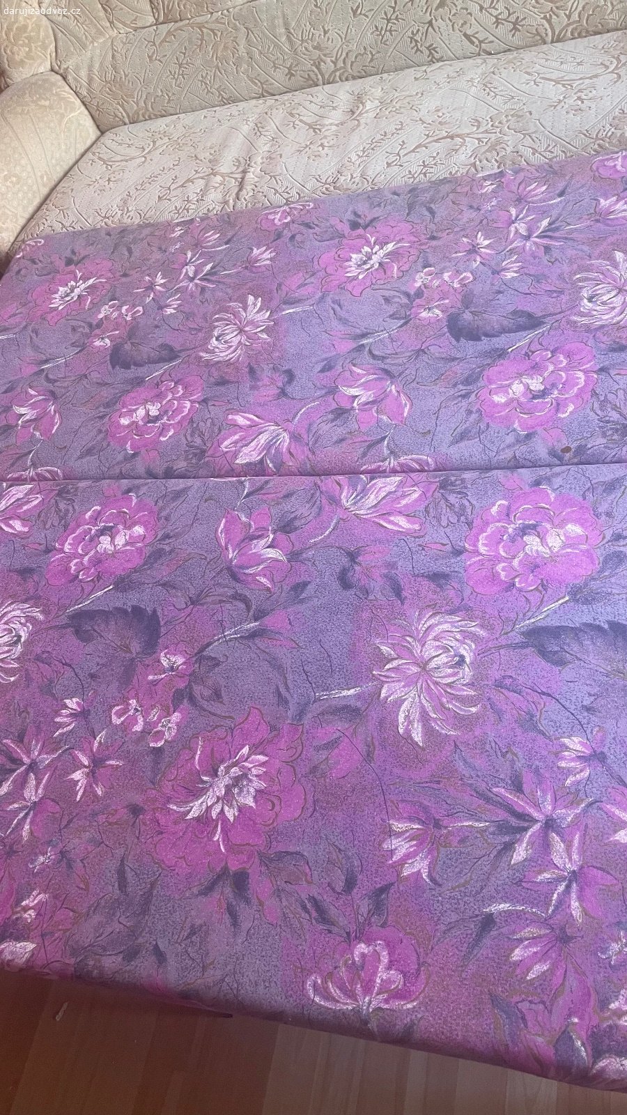 Rozkládací pohovka za odvoz. Daruji zachovalou rozkládací pohovku za odvoz. Rozměry: šířka 2 m hloubka 90 Cm. Plně funkční čistá nepoškozená.