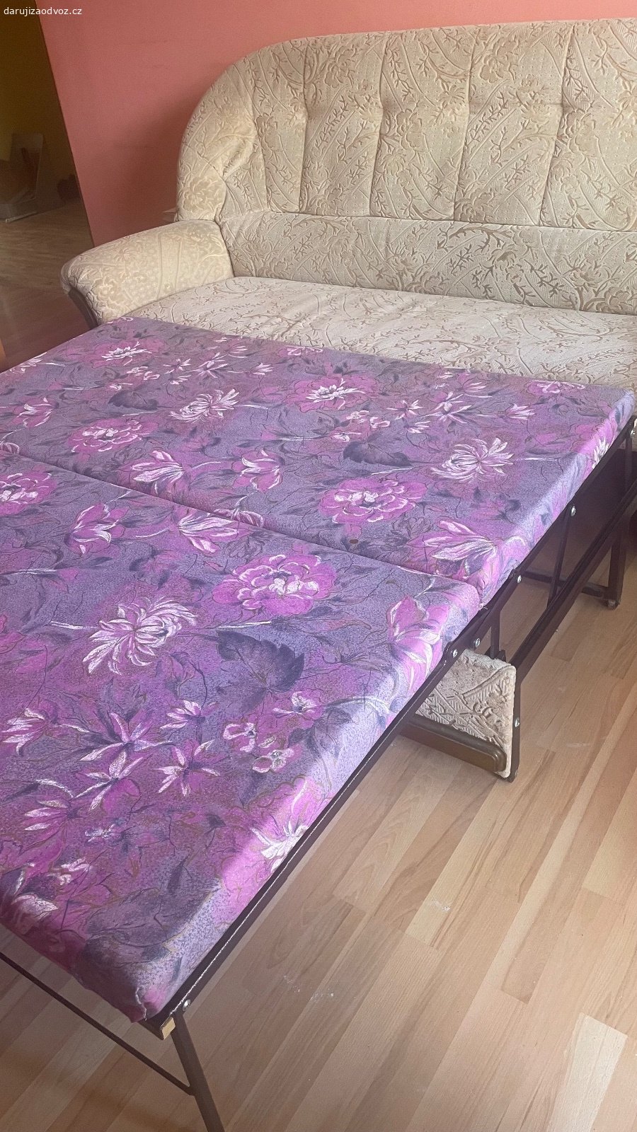 Rozkládací pohovka za odvoz. Daruji zachovalou rozkládací pohovku za odvoz. Rozměry: šířka 2 m hloubka 90 Cm. Plně funkční čistá nepoškozená.