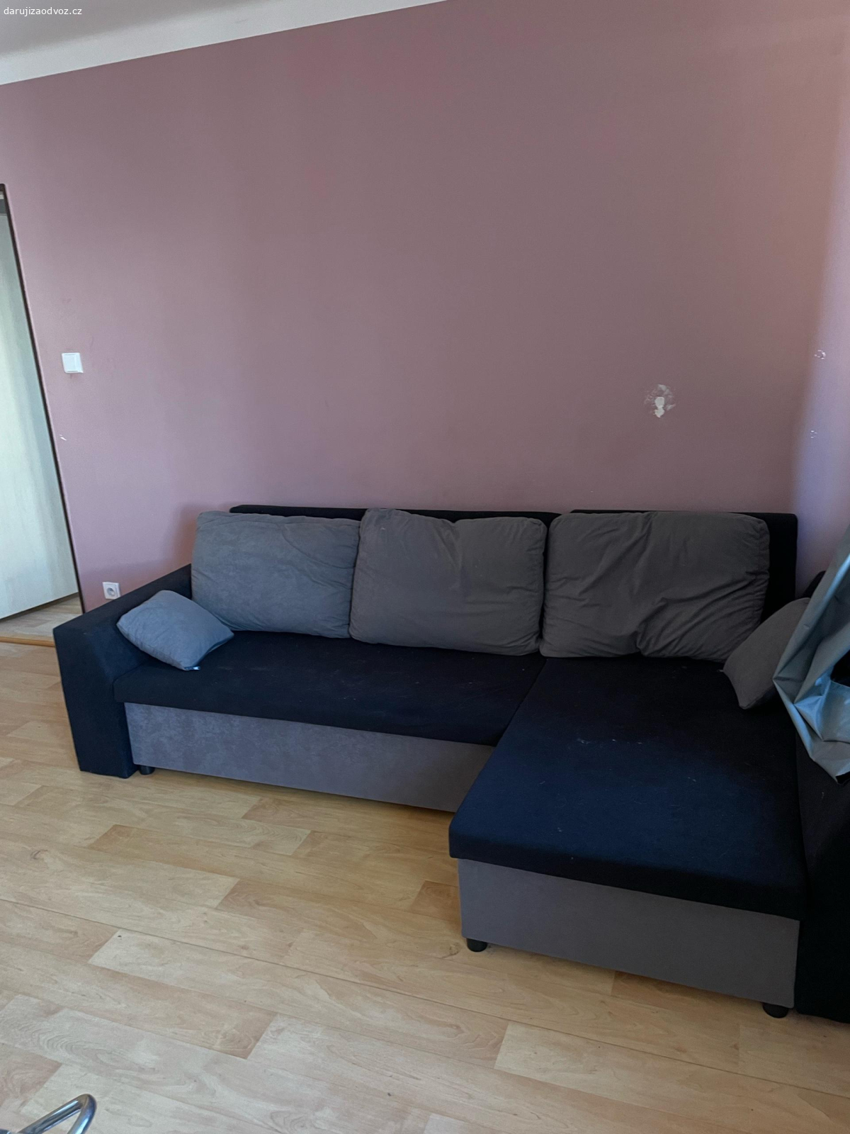 Rozkládací pohovka. Gauč černý, TVRDÝ. Trochu nedrží zadní část a boční (viz poslední fotka). Rozkládací, ale není vhodný na každodenní spaní. Pokud se rozloží, má nerovnosti na povrchu, které mohou být lehce nepříjemné při lezení (ale na jednodenní přespání bude v pohodě). Je znečištěný chlupy pejska (tato látka se bohužel špatně čistí). Bude potřeba buď ho vyčistit nebo použít nějaké pouzdro/deku. U nás skoro celou dobu byl povlečený dekou. Lze vyzvednout v sobotu 2.5. nebo neděli 3.5. vlastními silami z centru Ústí nad Orlicí. 2. patro