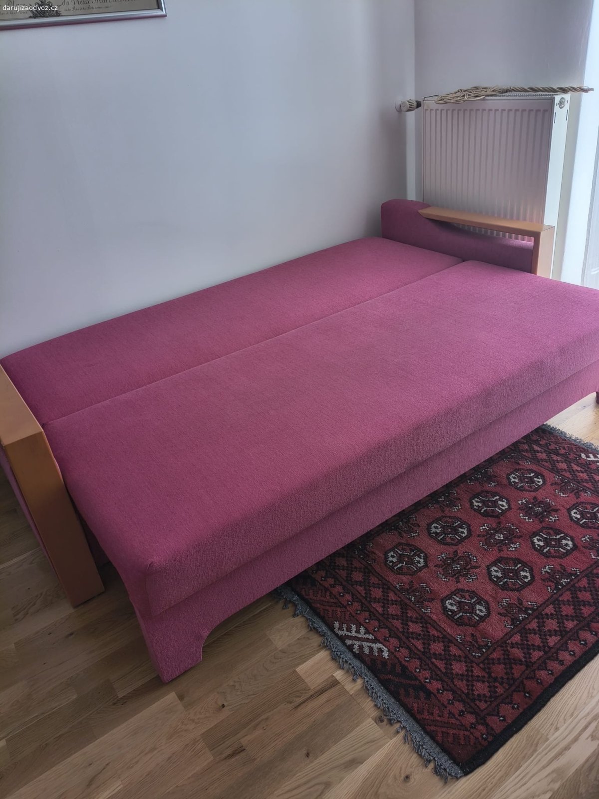 rozkládací pohovka. daruji v perfektním stavu nevyužitou rozkládací pohovku v rozměrech (s madly) 210 x 70cm hloubka, rozložena- lůžko 160cm x 190cm. zaridte si odvoz a stehovani alespon ve 2 osobach. z rodinneho domu ve druhem patre.