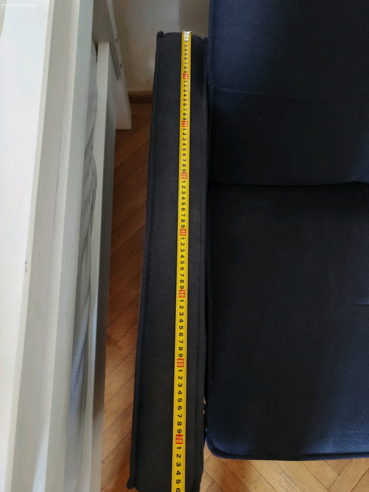 Rozkladací pohovka. Vysisovana od sluníčka, jinak pěkná.
Kdyz se rozloží šířka lůžka je cca 110 cm.
V případě zájmu, máme ještě na podobný způsob křeslo ve stejném stylu.
Pohovka je opravdu dlouhá, takže nutný odvoz tak, aby se vám skutečně vešla.