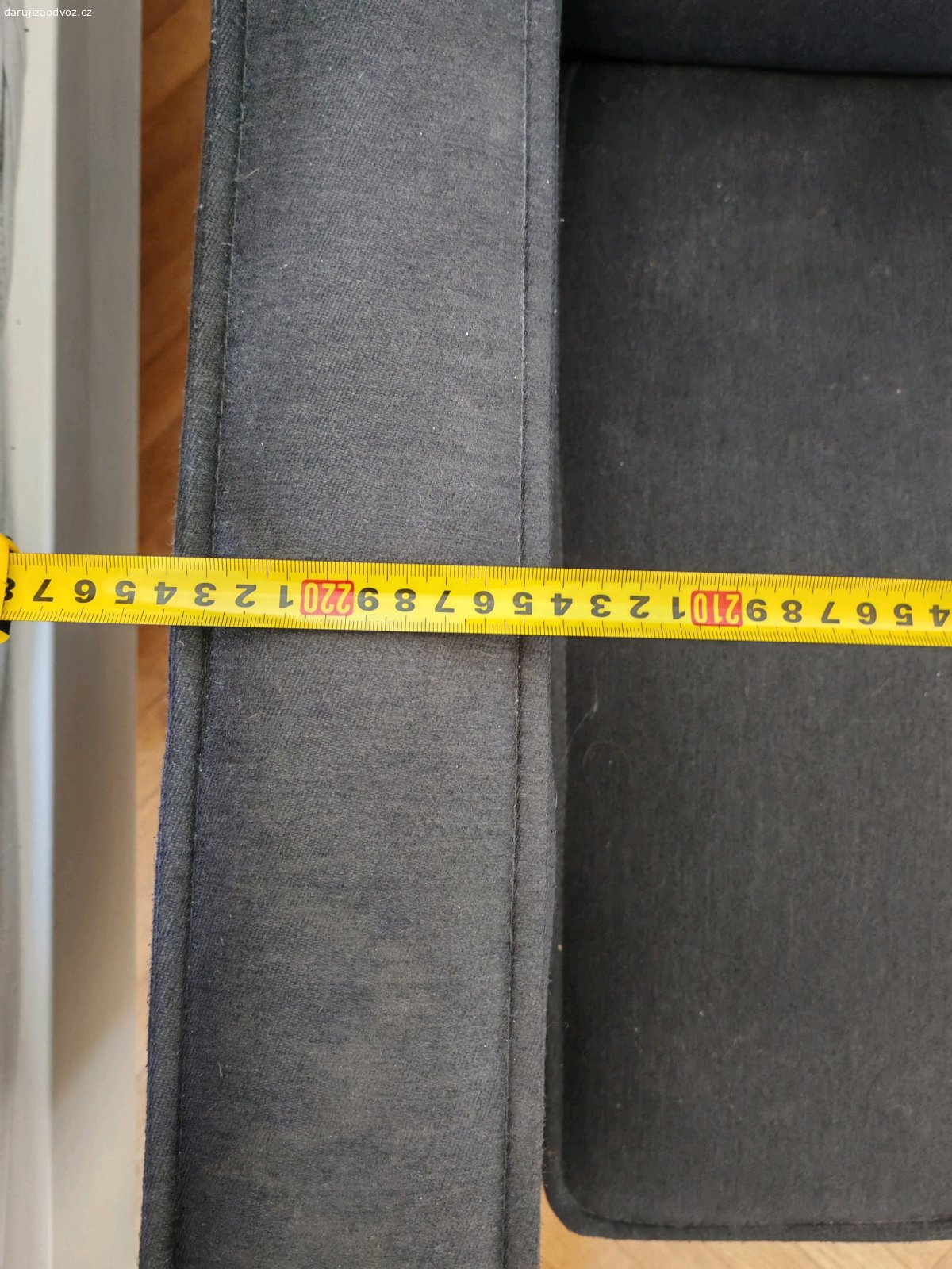 Rozkladací pohovka. Vysisovana od sluníčka, jinak pěkná.
Kdyz se rozloží šířka lůžka je cca 110 cm.
V případě zájmu, máme ještě na podobný způsob křeslo ve stejném stylu.
Pohovka je opravdu dlouhá, takže nutný odvoz tak, aby se vám skutečně vešla.