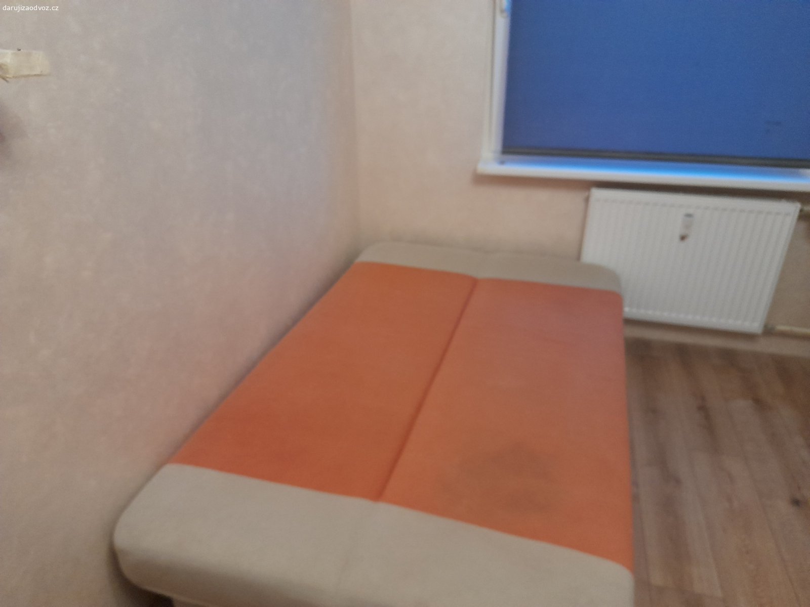 rozkládací pohovka. Daruji rozkládací pohovku s úložným prostorem