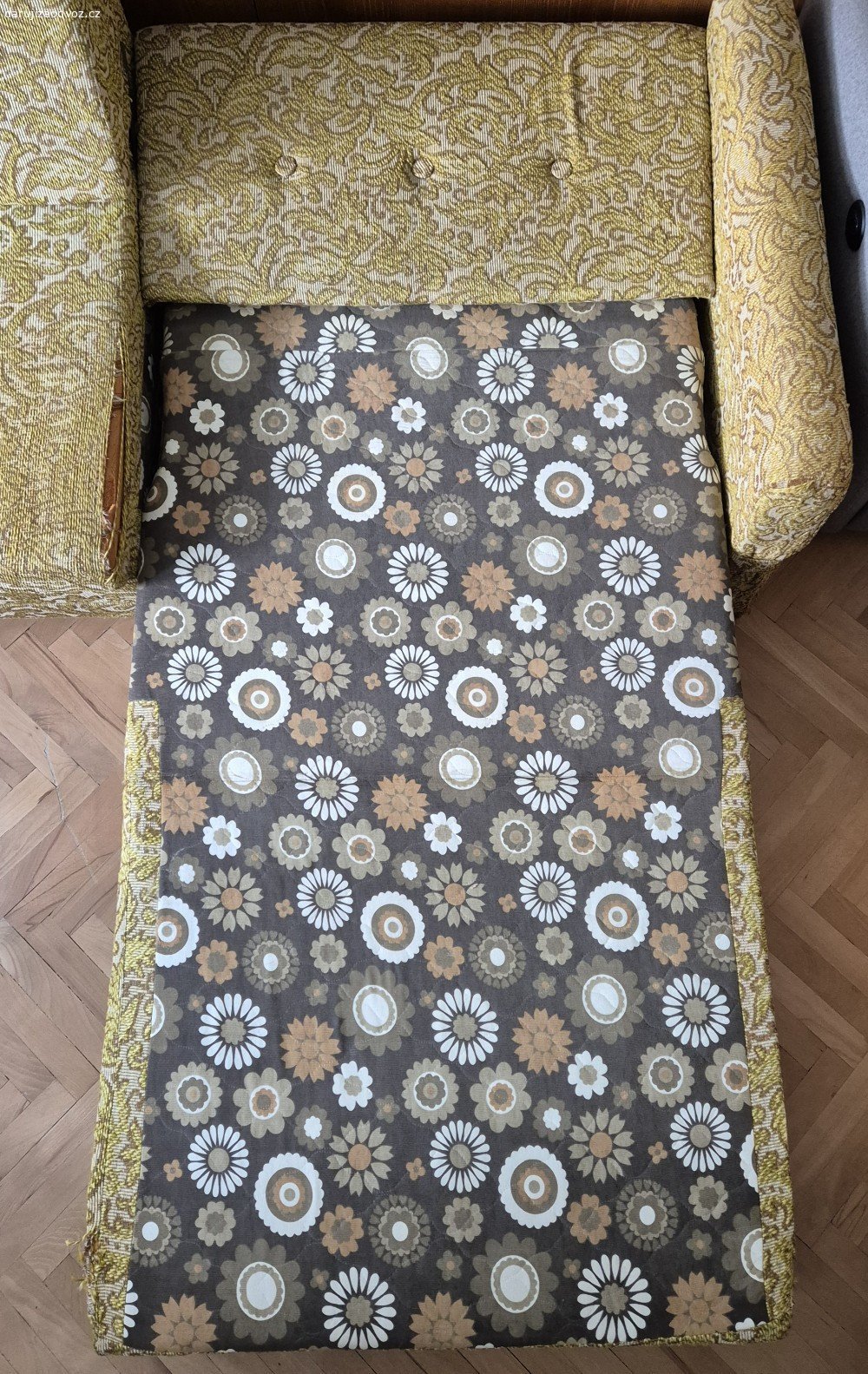 rozkládací pohovka. Daruji rozkládací pohovku (potřebuje nové čalounění). Výška: 81, šířka: 210, hloubka: 88 cm. Prosím SMS, nebo E-Mail.