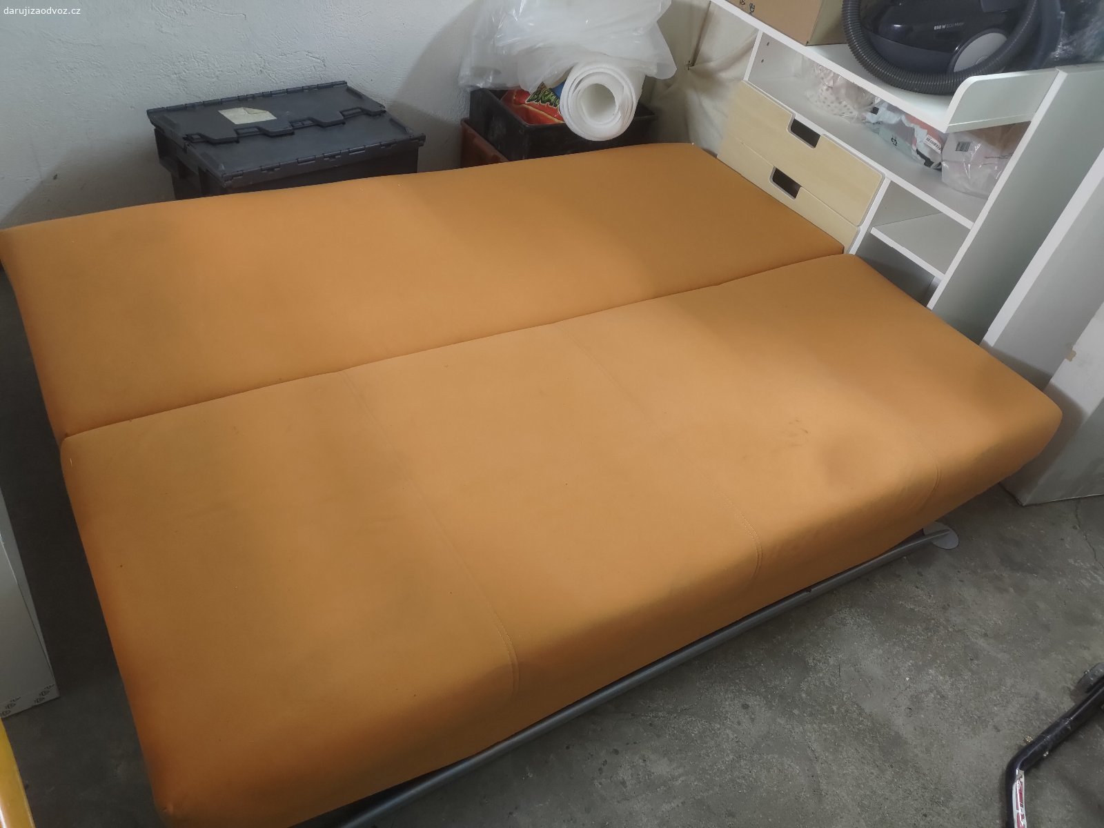 Rozkladaci pohovka. V rozlozenem stavu ma parametry 200 cm x 145 cm x 43 cm. Je starsi, ale v dobrem stavu. Jen trochu spinava, ale da se umyt jednoduse. Pro spani ve dvou lidech.